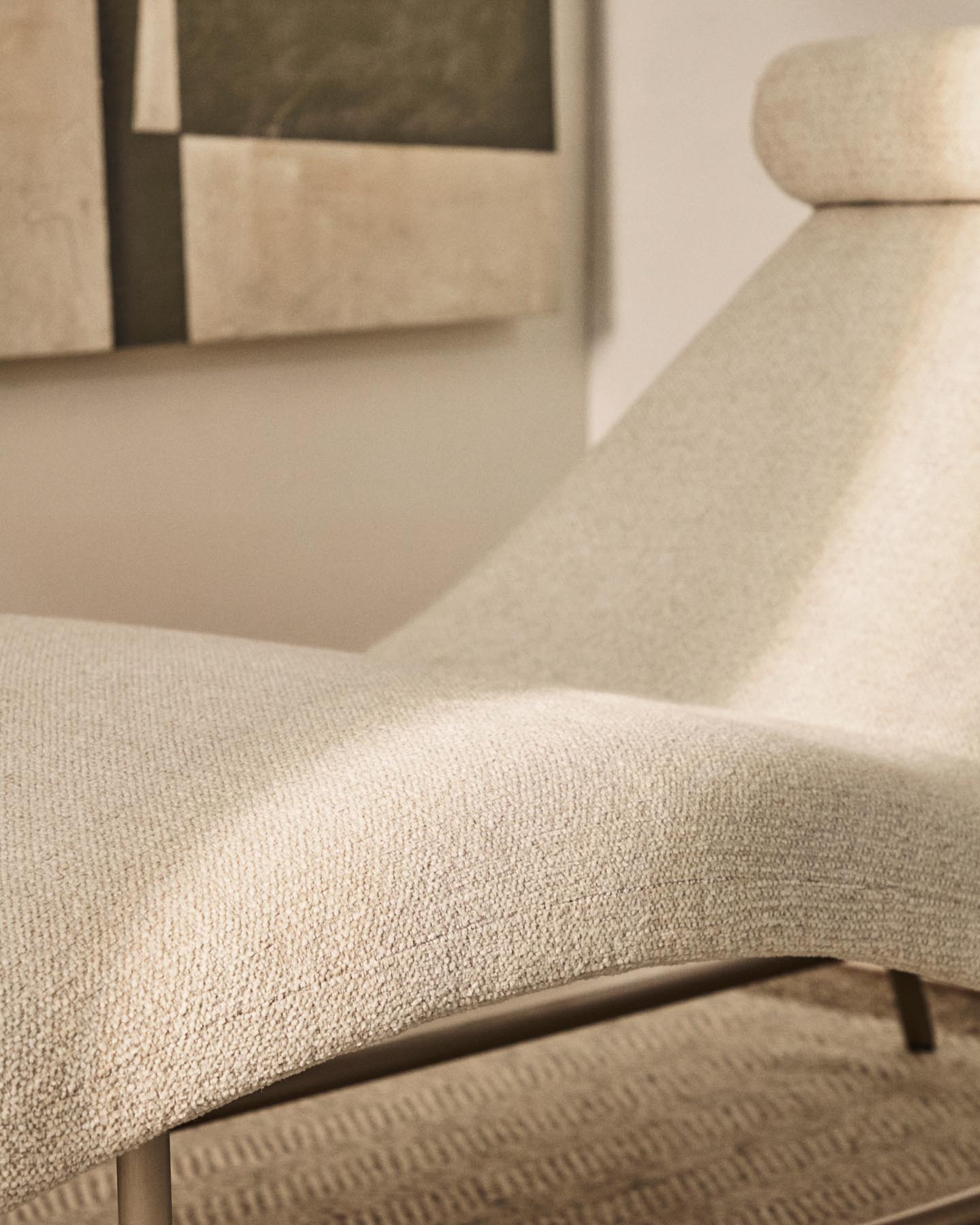 Elegantes Tagesbett Divan Osla in zartem Beige aus Chenille, mit stabilen gebürsteten Edelstahlbeinen, perfekt für stilvolle Interiors.