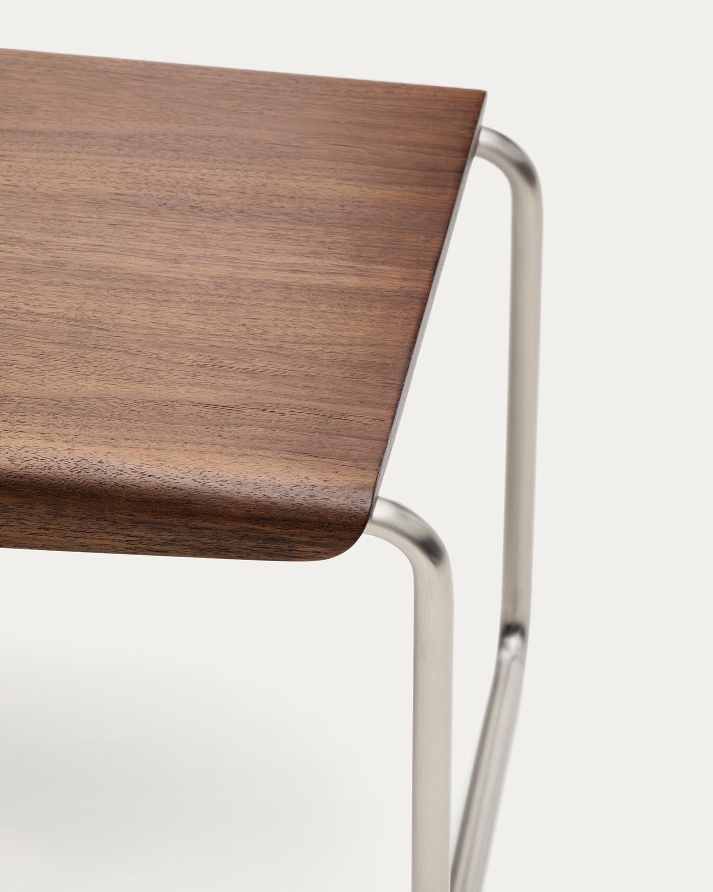 Elegante Sitzbank Tarsel aus edlem Nussbaumfurnier, kombiniert mit einem stabilen gebürsteten Edelstahlgestell, ideal für moderne Einrichtungen.