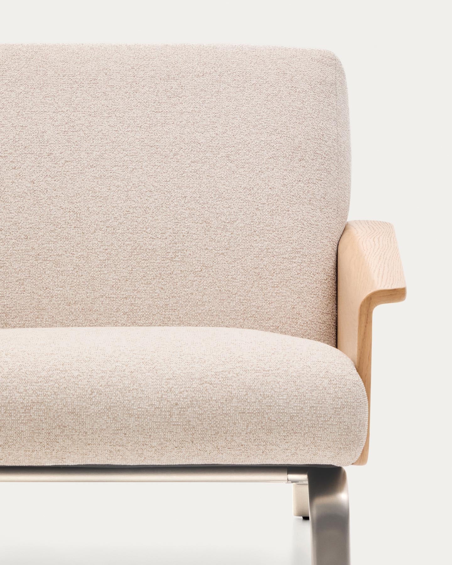 Eleganter Sessel Amsen in sanftem Beige, gefertigt aus hochwertigem Eichensperrholz und ausgestattet mit stabilen gebürsteten Edelstahlbeinen.