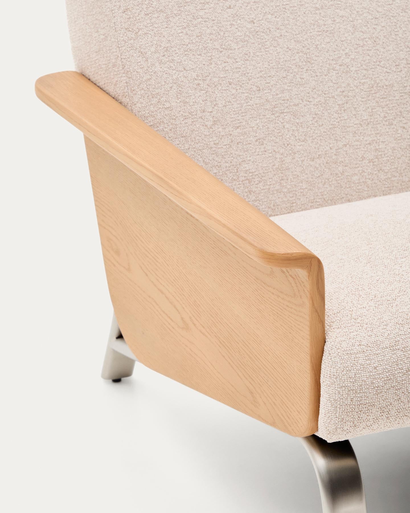 Beige Sessel Amsen aus robustem Eichensperrholz, mit stilvollen gebürsteten Edelstahlbeinen für ein modernes Wohnambiente.