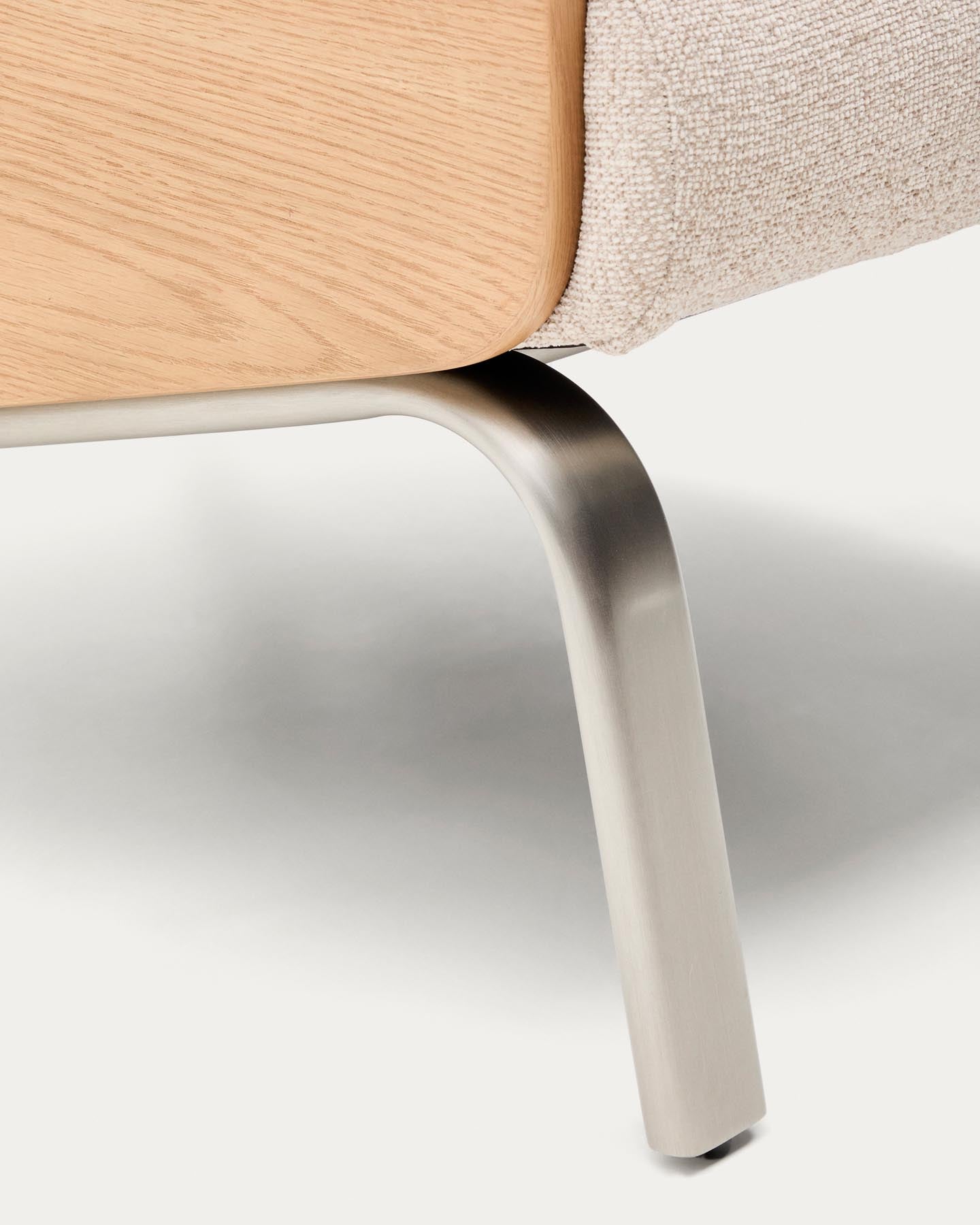 Eleganter Sessel Amsen in sanftem Beige, gefertigt aus hochwertigem Eichensperrholz und ausgestattet mit stabilen, gebürsteten Edelstahlbeinen.