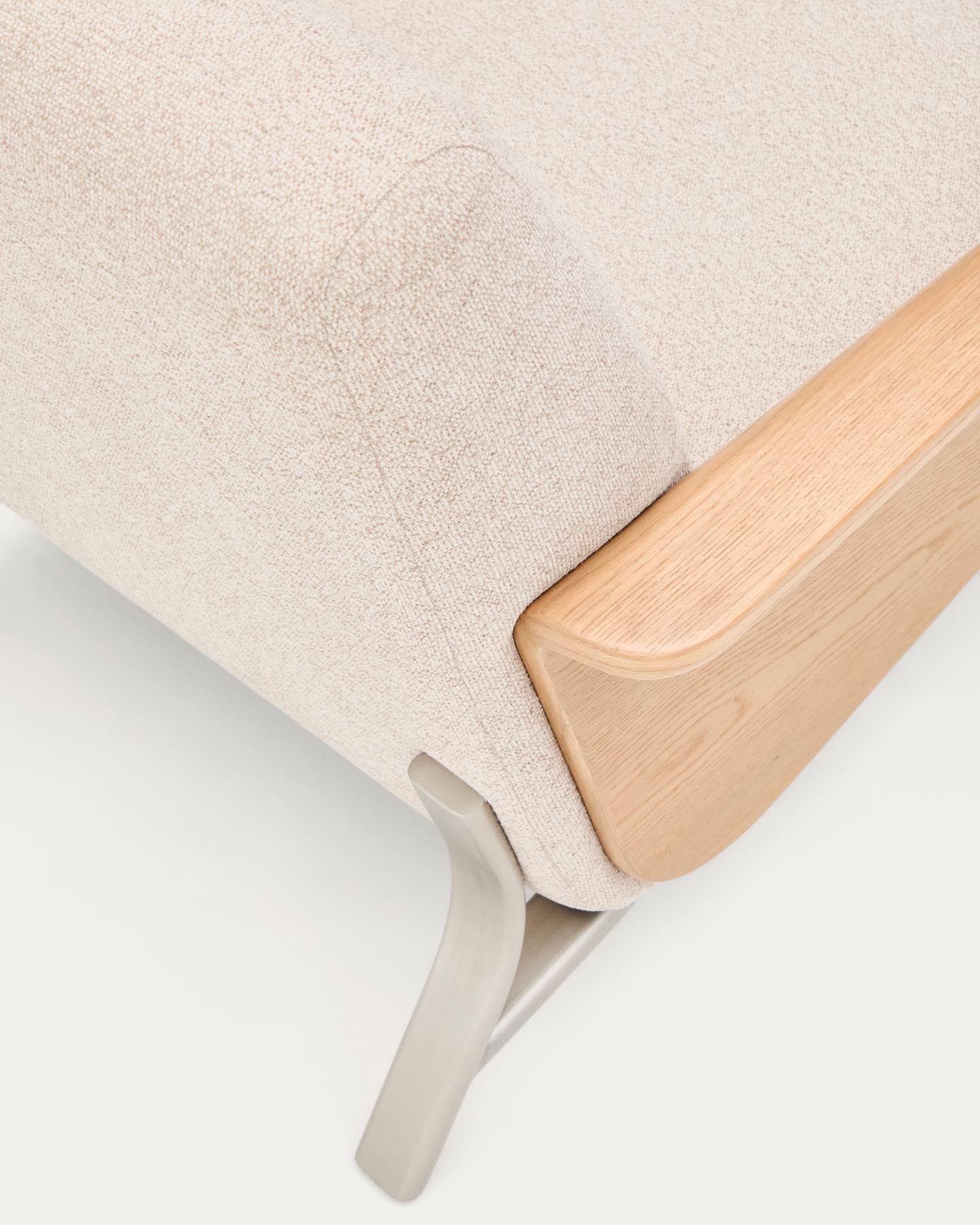 Beige Sessel Amsen aus robustem Eichensperrholz, mit stilvollen gebürsteten Edelstahlbeinen für modernes Wohndesign.