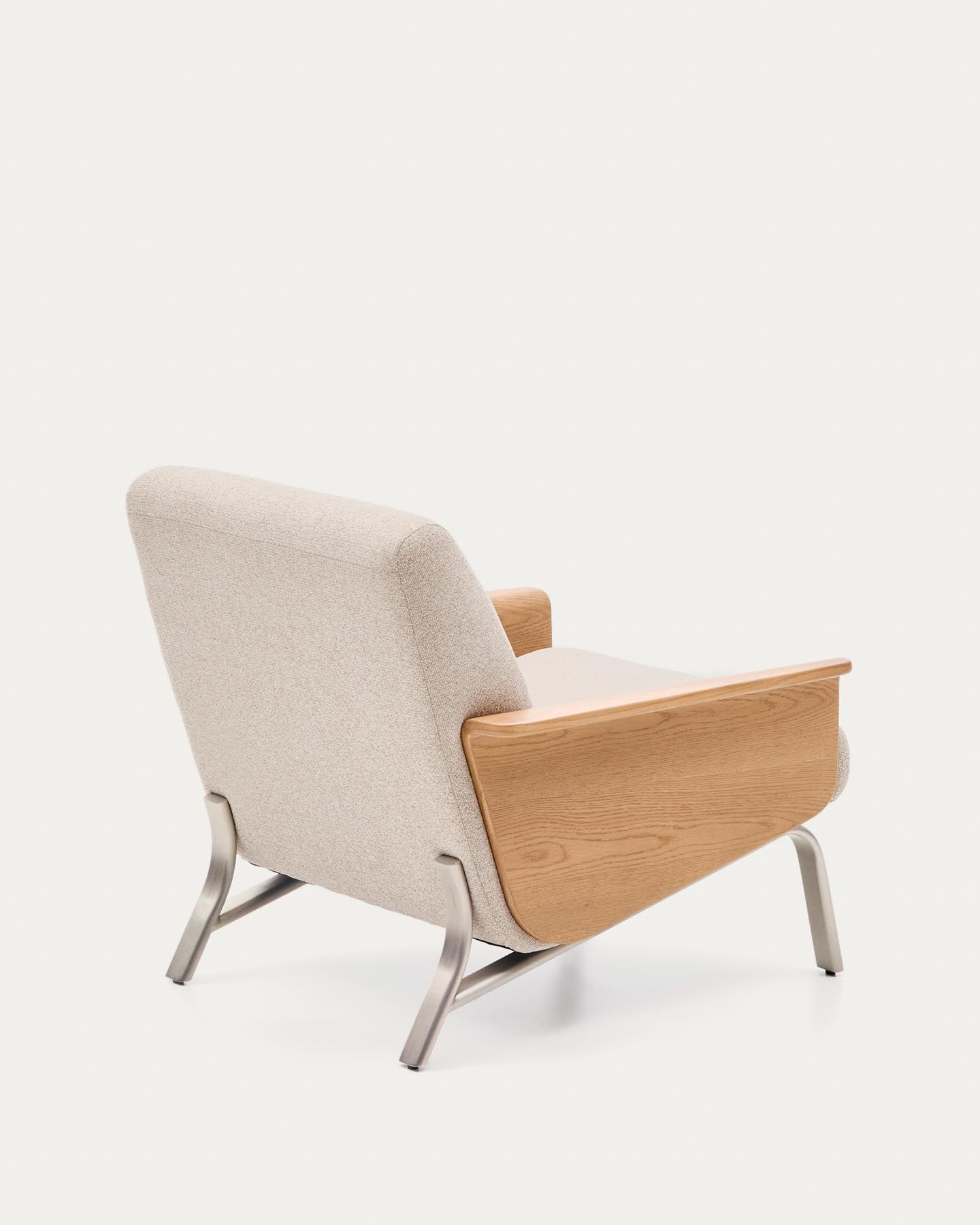 Eleganter Sessel Amsen in sanftem Beige, gefertigt aus langlebigem Eichensperrholz und ausgestattet mit stabilen gebürsteten Edelstahlbeinen.