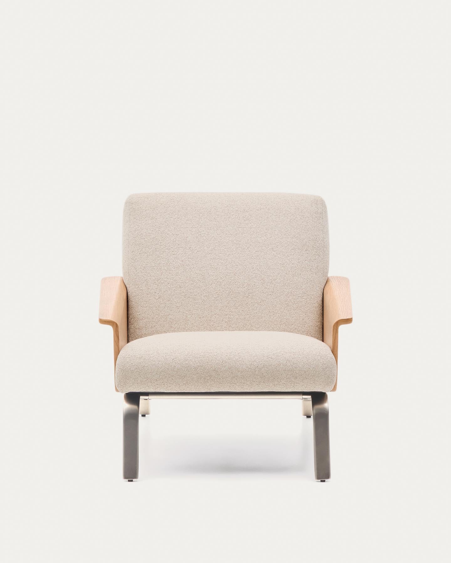 Beige Sessel Amsen aus robustem Eichensperrholz, mit stilvollen gebürsteten Edelstahlbeinen für ein modernes Wohnambiente.