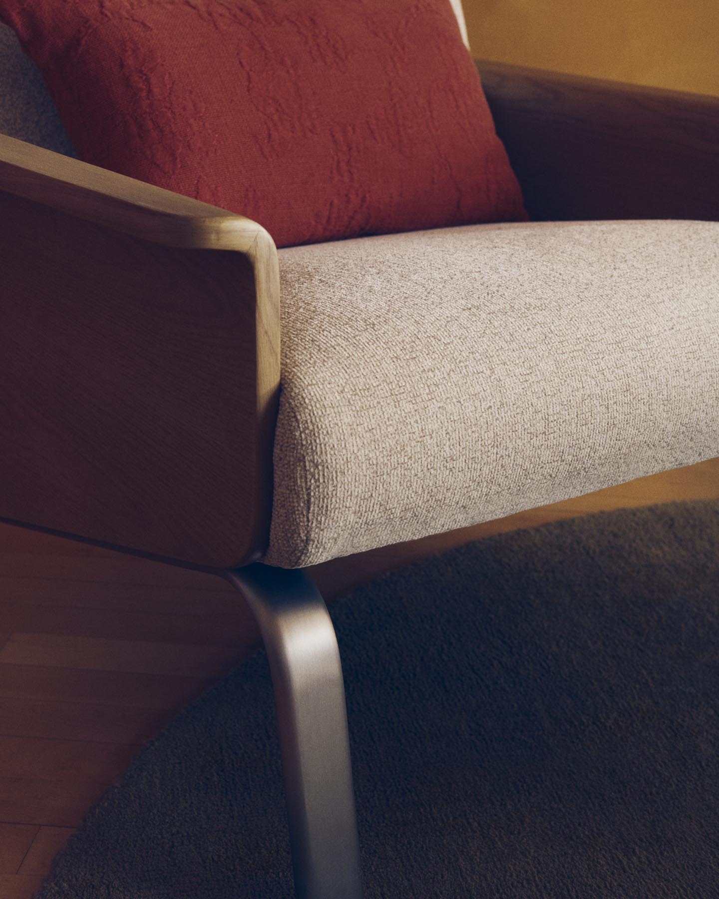 Eleganter Sessel Amsen in sanftem Beige, gefertigt aus hochwertigem Eichensperrholz und ausgestattet mit stabilen gebürsteten Edelstahlbeinen.