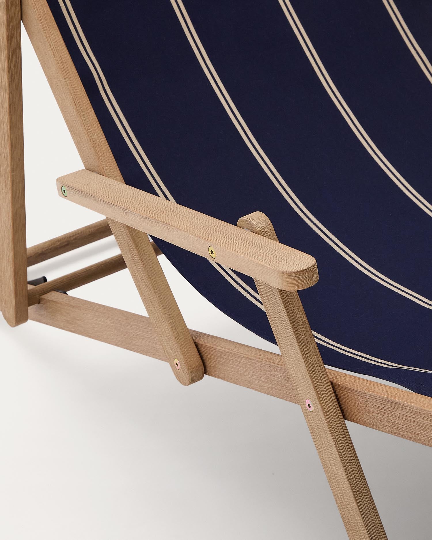 Eleganter klappbarer Liegestuhl Vilara aus FSC-zertifiziertem Akazienholz, mit blau-beigen Streifen für gemütliche Momente im Freien.