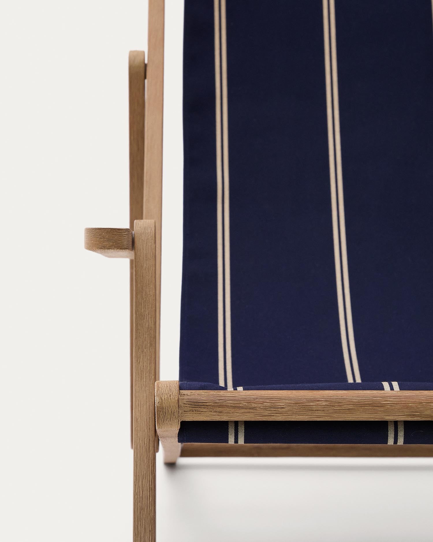 Stylischer klappbarer Liegestuhl Vilara in Blau-Beige, aus hochwertigem Akazienholz, ideal für Garten und Terrasse.