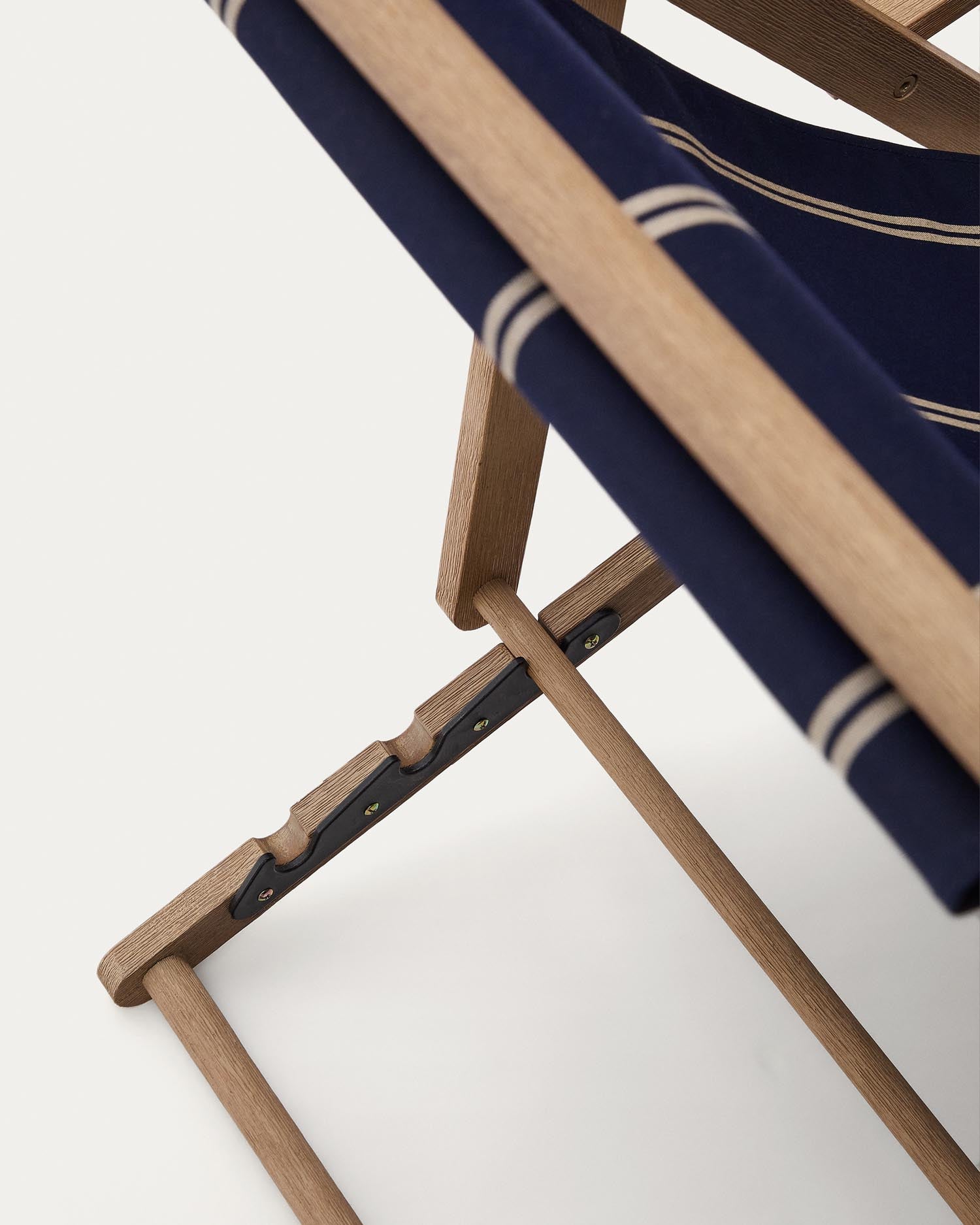 Eleganter klappbarer Liegestuhl Vilara in Blau-Beige, gefertigt aus robustem Akazienholz, perfekt für entspannte Stunden im Freien.