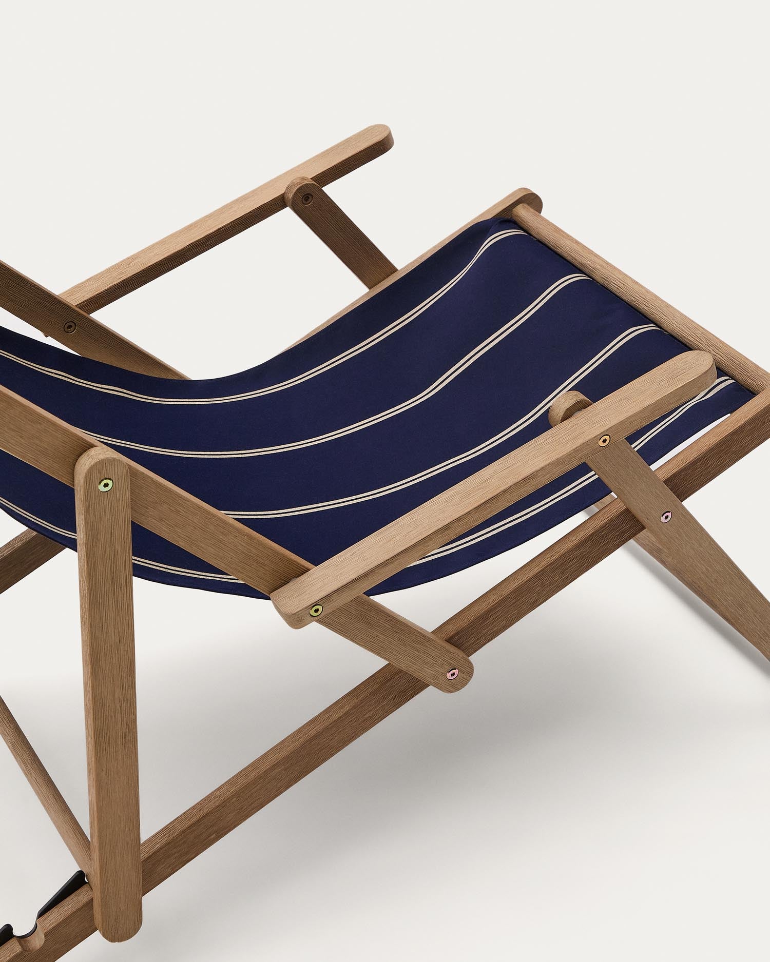 Eleganter klappbarer Liegestuhl Vilara aus FSC-zertifiziertem Akazienholz, mit blau-beigen Streifen, perfekt für den Außenbereich.
