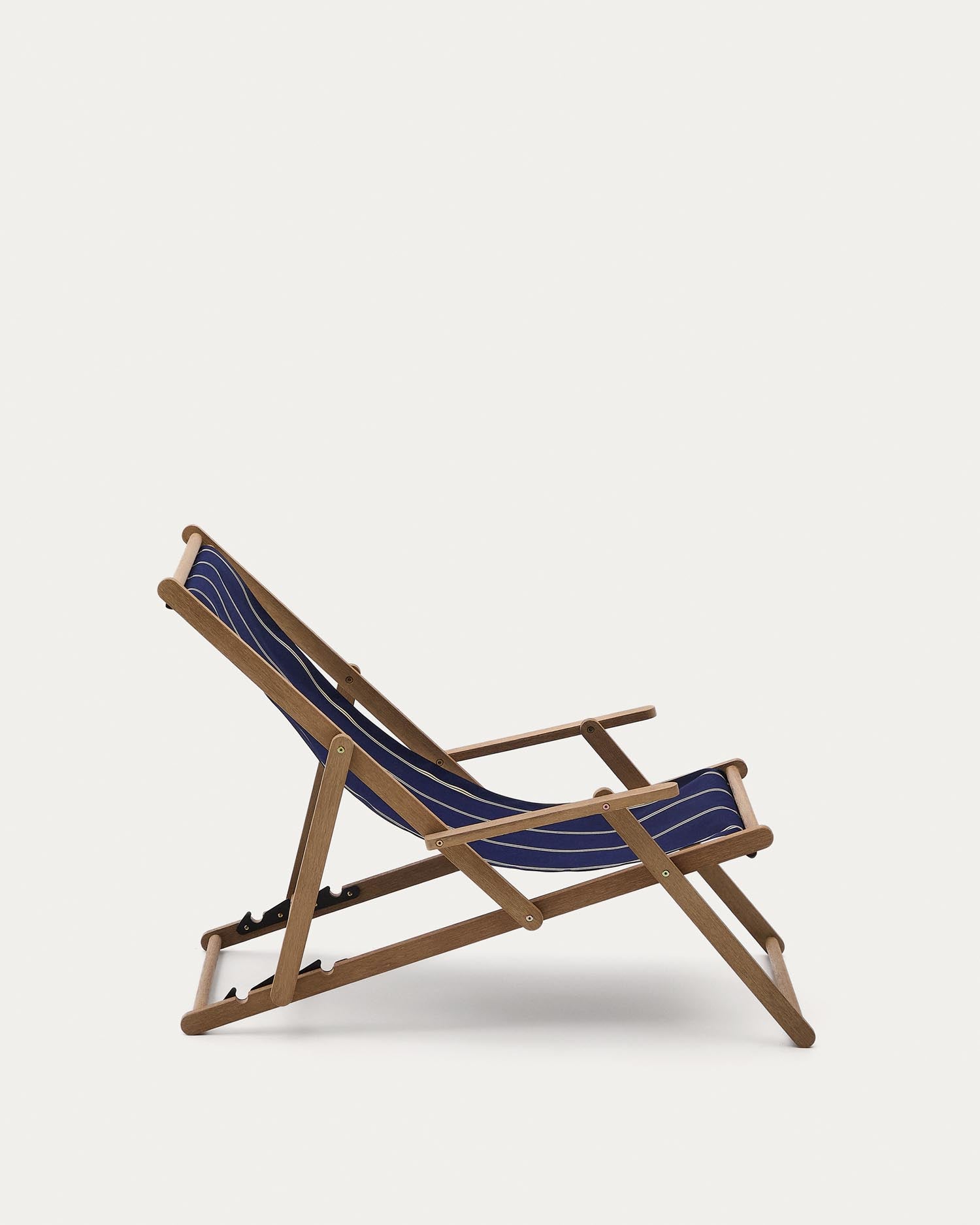 Genießen Sie den klappbaren Vilara Liegestuhl aus FSC-zertifiziertem Akazienholz. Blau-beige gestreift, wetterfest und perfekt für Ihren Garten!