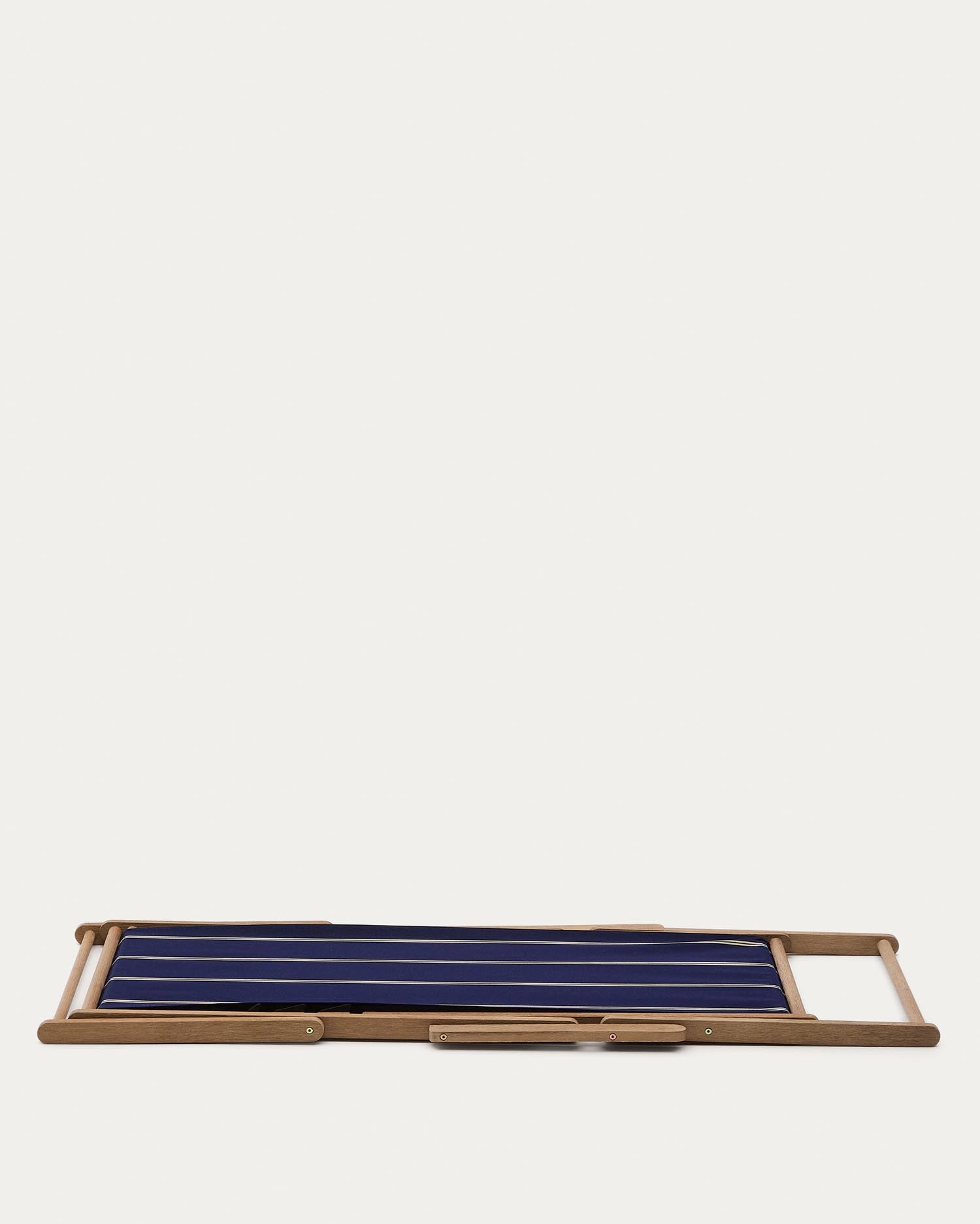 Stylischer klappbarer Liegestuhl Vilara aus robustem Akazienholz in blau-beigen Streifen, ideal für entspannte Stunden im Freien.
