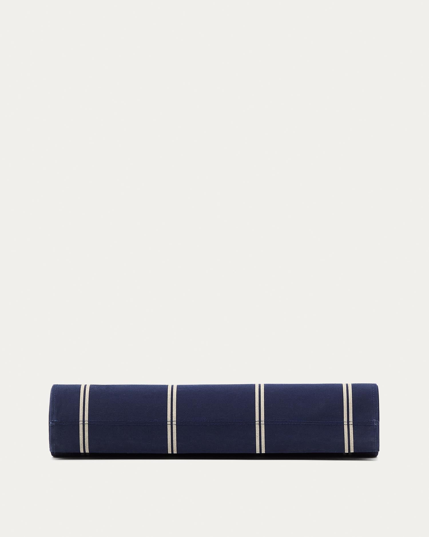 Entspannen Sie im eleganten Vilara Liegestuhl mit blau-beigen Streifen, gefertigt aus robustem Akazienholz und perfekt für den Außenbereich.