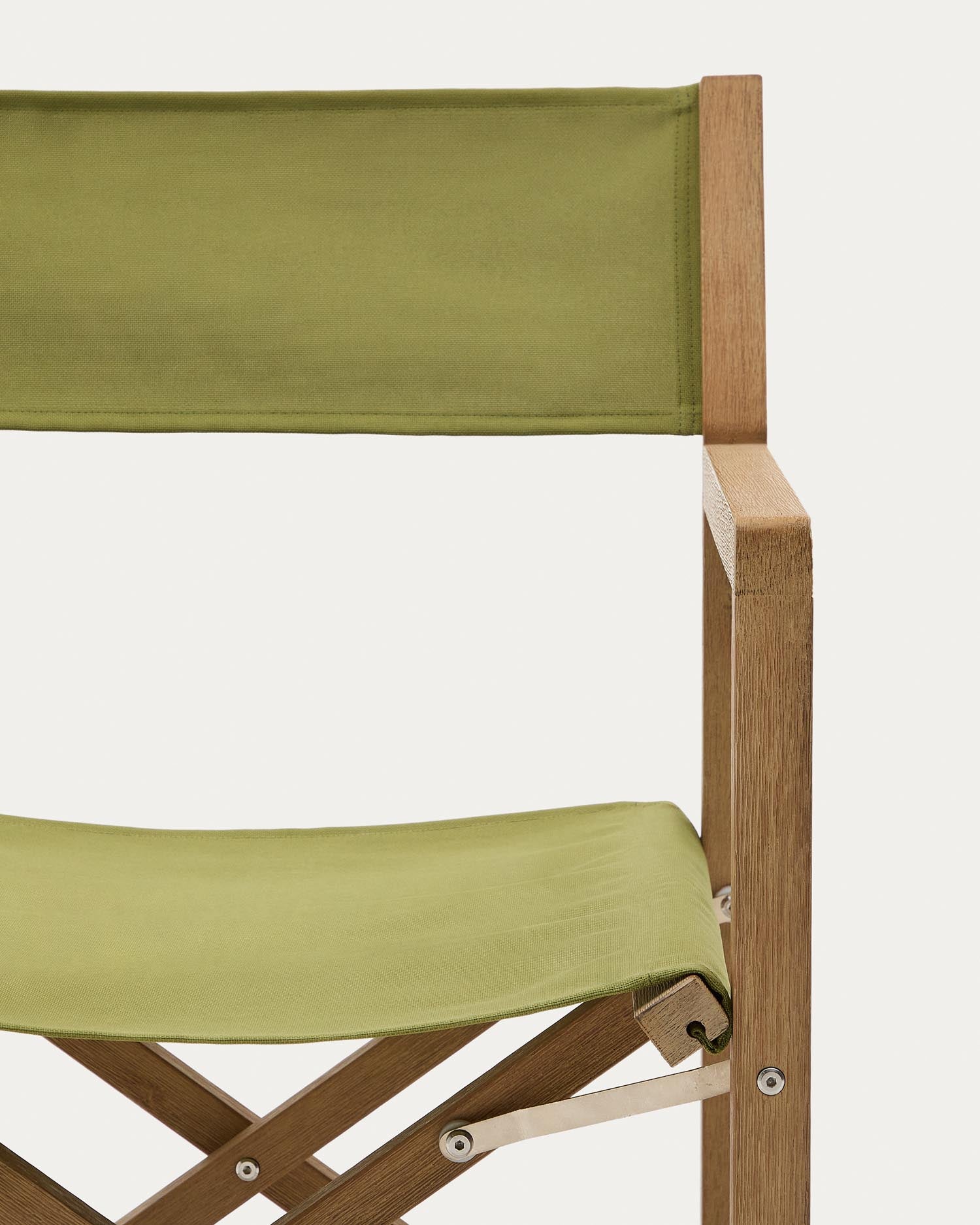 Robuster Klappstuhl Vilara in elegantem Grün, gefertigt aus hochwertigem Akazienholz, perfekt für entspannte Stunden im Freien.