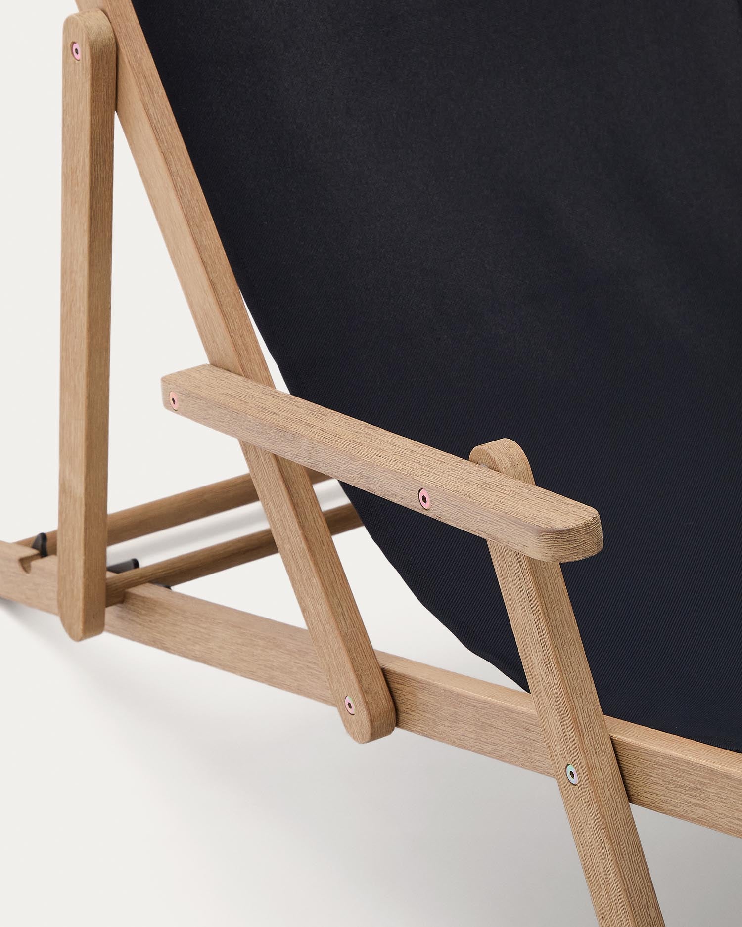 Genießen Sie den klappbaren Outdoor-Liegestuhl Vilara in elegantem Schwarz. Hergestellt aus nachhaltigem Akazienholz, vereint er Stil, Komfort und Langlebigkeit.