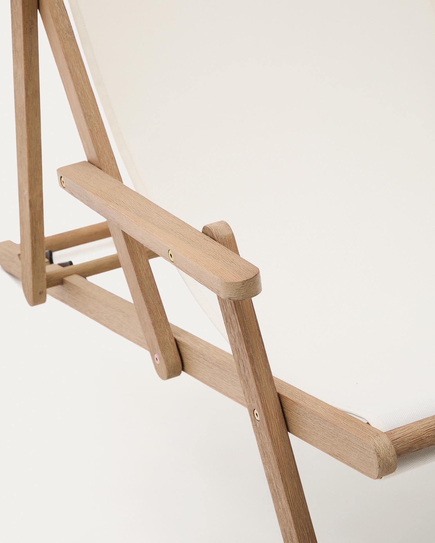 Eleganter Klappstuhl Vilara aus hochwertigem, weißem Akazienholz. Perfekt für entspannte Stunden im Freien, vereint Funktionalität und Ästhetik.