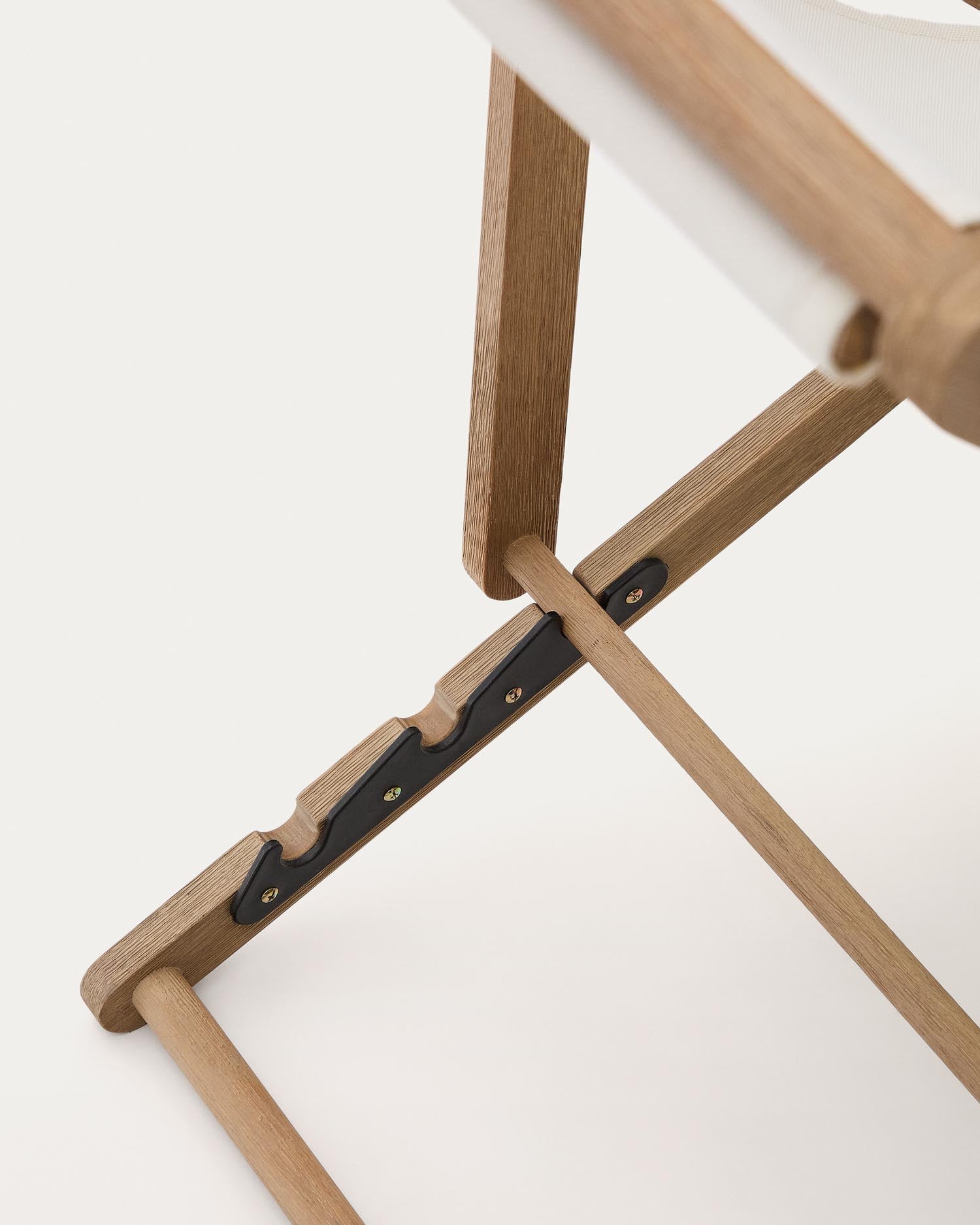 Stylischer Klapp-Liegestuhl Vilara aus robustem, weißem Akazienholz. Ideal für Garten und Terrasse, bietet Komfort und modernes Design.