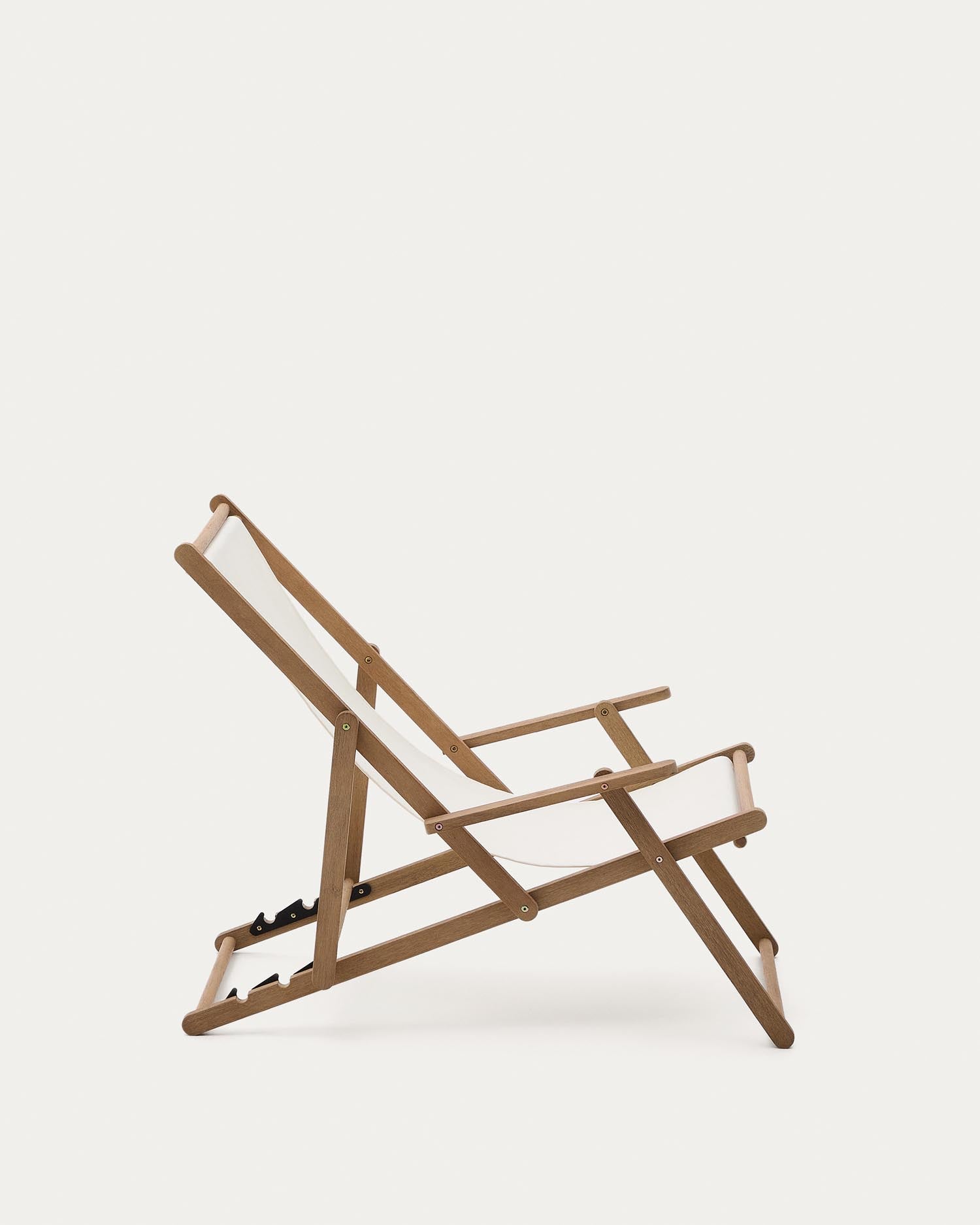 Genießen Sie den eleganten Klapp-Liegestuhl Vilara aus hochwertigem, nachhaltigem Akazienholz. Perfekt für entspannte Stunden im Freien!