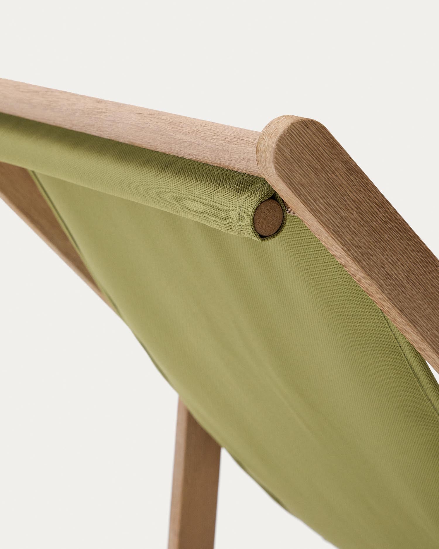 Eleganter klappbarer Liegestuhl Vilara in frischem Grün, aus hochwertigem Akazienholz, ideal für gemütliche Momente im Garten oder auf der Terrasse.