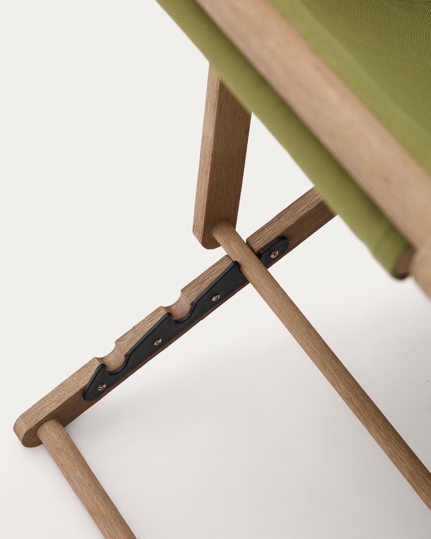 Stylischer klappbarer Liegestuhl Vilara in lebhaftem Grün, gefertigt aus hochwertigem FSC 100% Akazienholz – ideal für entspannte Stunden im Freien.
