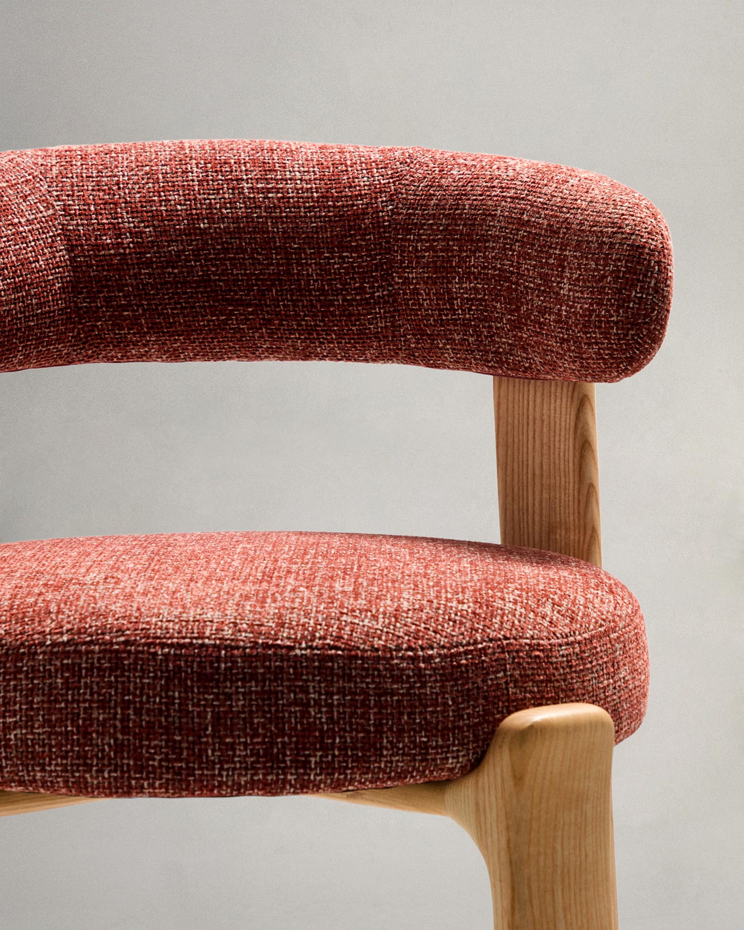 Eleganter Hocker Granite in terrakottafarbener Chenille und robustem Eschenholz, ideal für moderne Bars und Küchen. Stil und Komfort vereint.