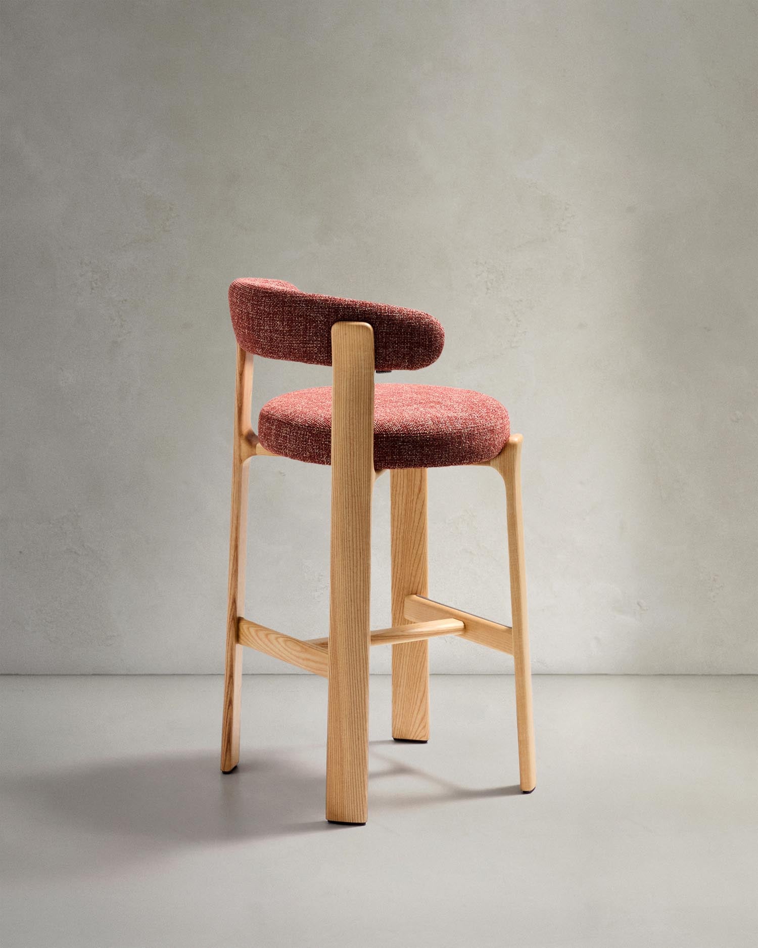 Hocker Granite: Stilvoller Hocker aus terrakottafarbener Chenille und FSC-zertifiziertem Eschenholz. Perfekt für Bar und Küche, vereint Eleganz und Funktionalität.