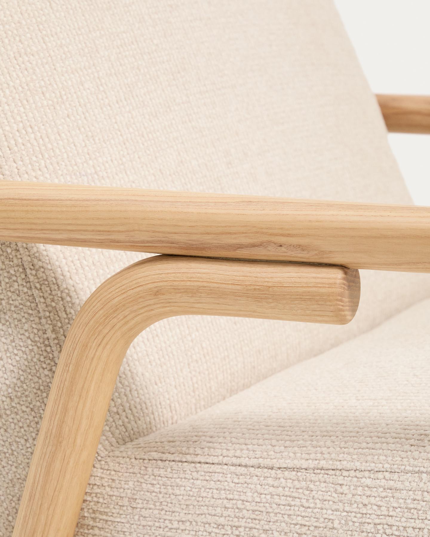 Eleganter Sessel Sylo in beigem Chenille und solidem Eschenholz, ideal für stilvolle und einladende Wohnräume.