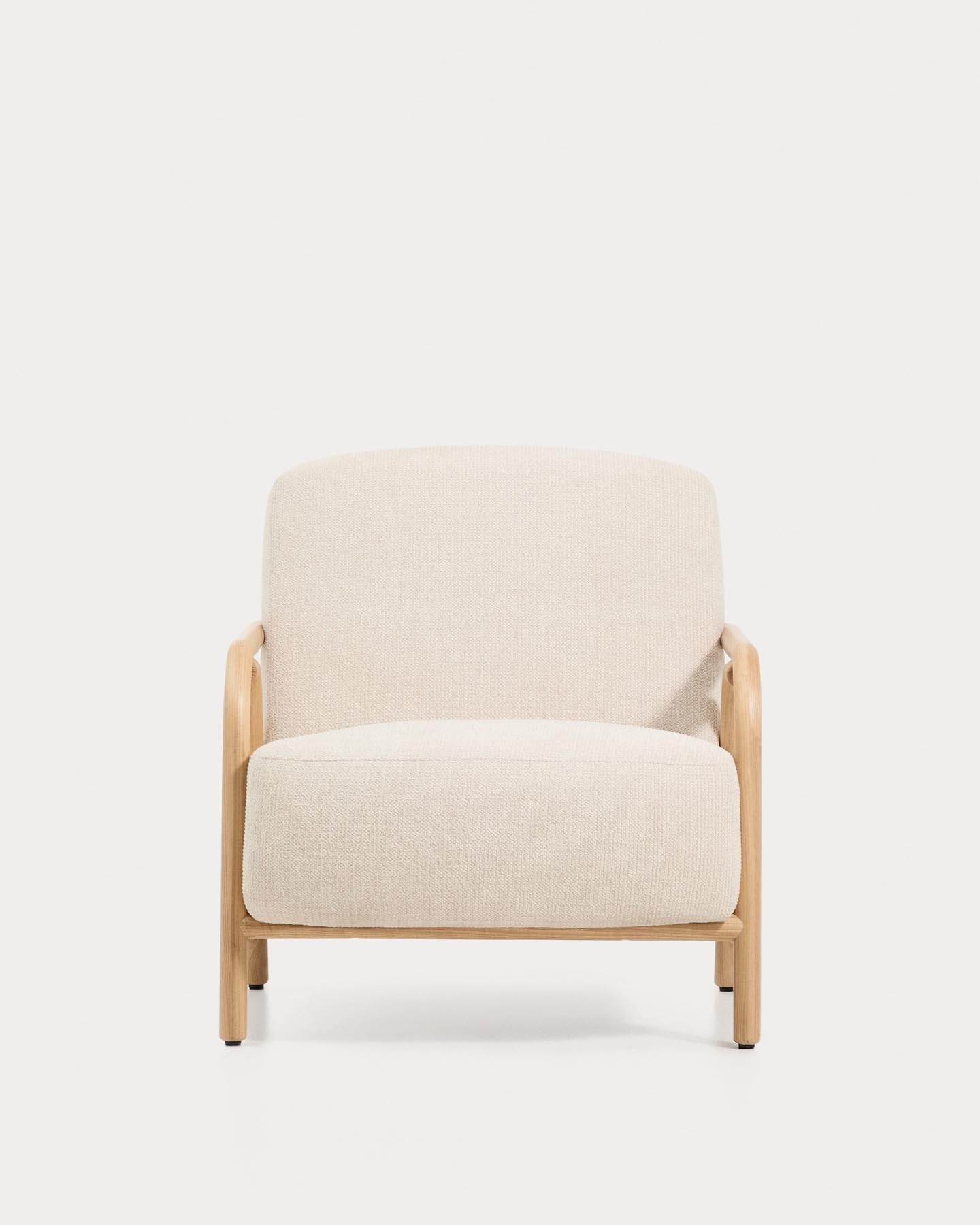 Eleganter Sessel Sylo in beigem Chenille, gefertigt aus massivem Eschenholz mit natürlichem Finish, ideal für stilvolle Wohnräume.