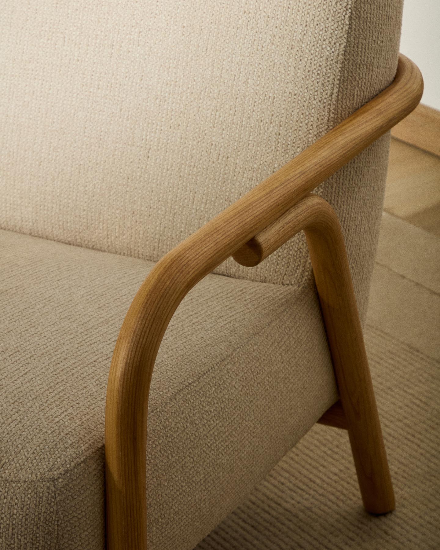 Beiger Chenille-Sessel Sylo mit robustem Eschenholzrahmen, FSC-zertifiziert, perfekt für moderne und gemütliche Wohnambiente.