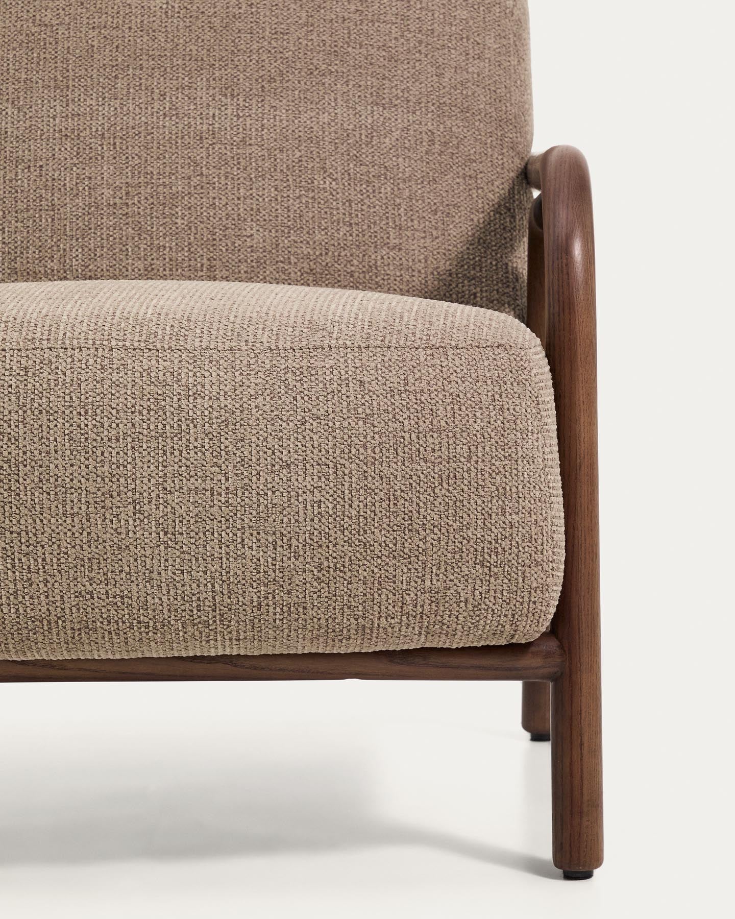 Moderner Sessel Sylo aus weichem taupefarbenem Chenille und solidem Eschenholz, veredelt mit einem edlen Nussbaum-Finish, perfekt für jedes Zuhause.