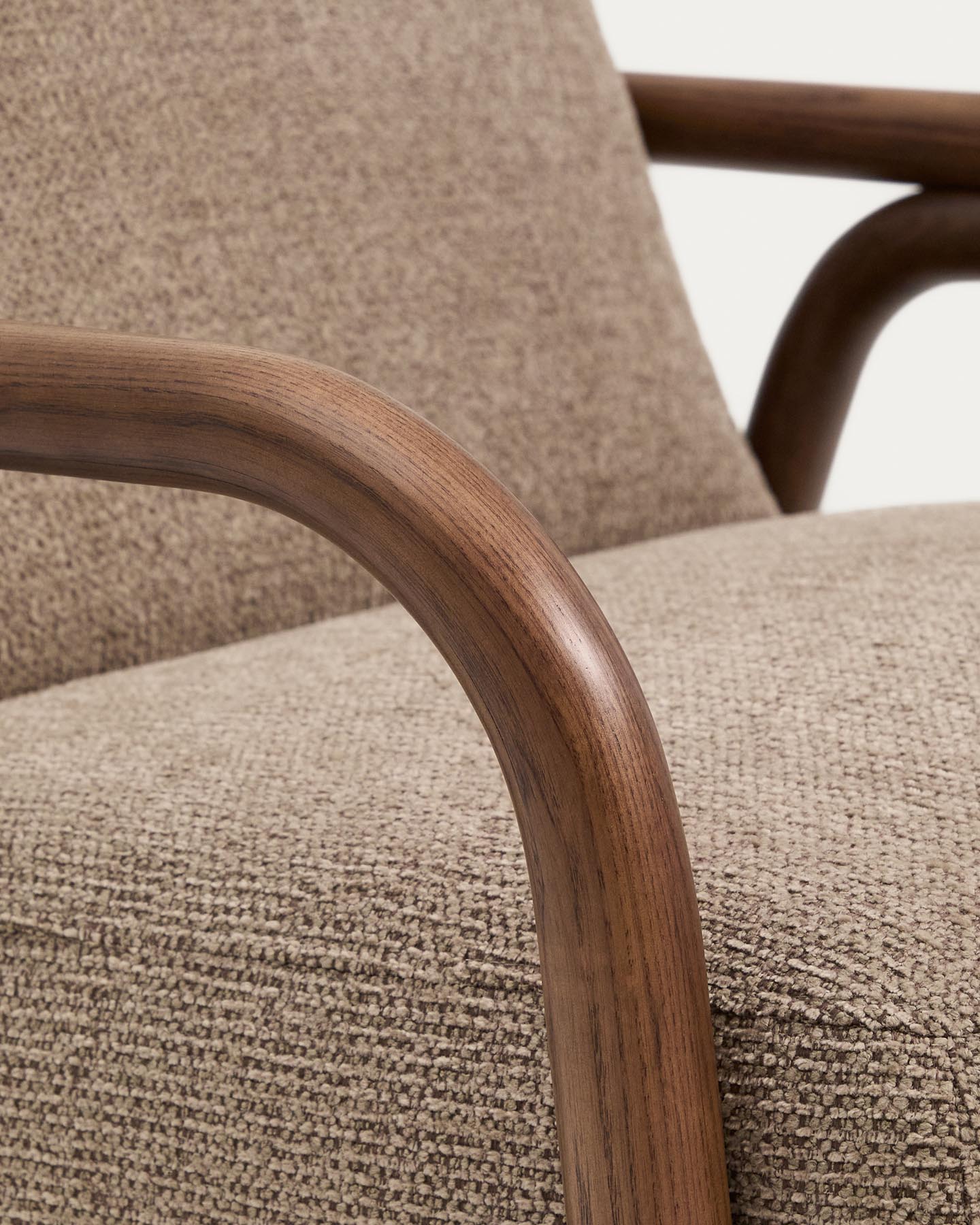 Eleganter Sessel Sylo in taupefarbener Chenille, gefertigt aus robustem Eschenholz mit stilvollem Nussbaum-Finish, ideal für stilvolle Wohnräume.