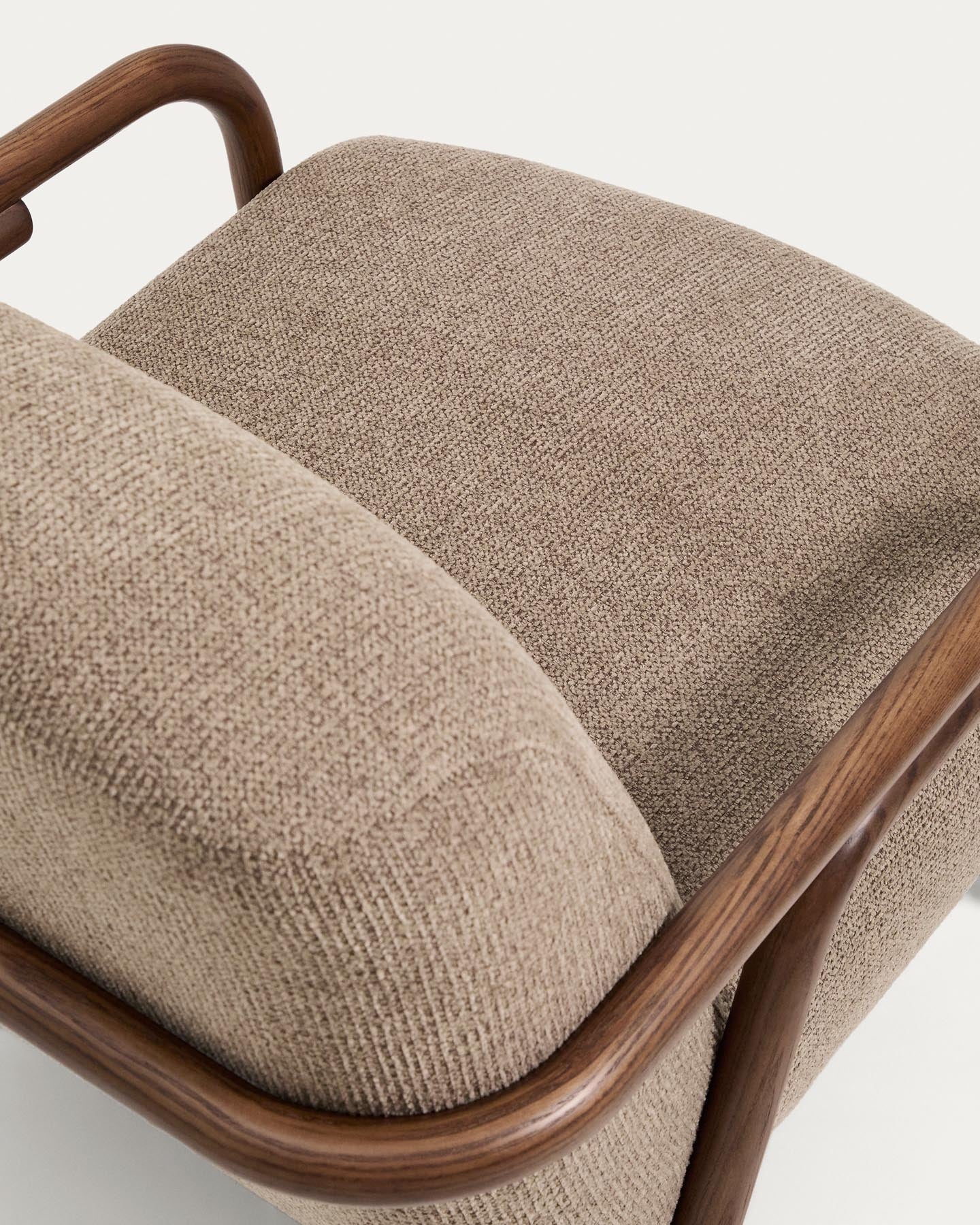 Moderner Sessel Sylo aus weicher taupefarbener Chenille, stabiler Eschenholzrahmen mit edlem Nussbaum-Finish, perfekt für jedes Zuhause.