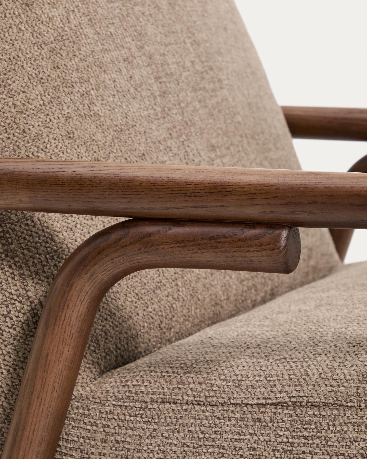 Eleganter Sessel Sylo in taupefarbener Chenille, gefertigt aus robustem Eschenholz mit stilvollem Nussbaum-Finish, ideal für stilvolle Wohnräume.