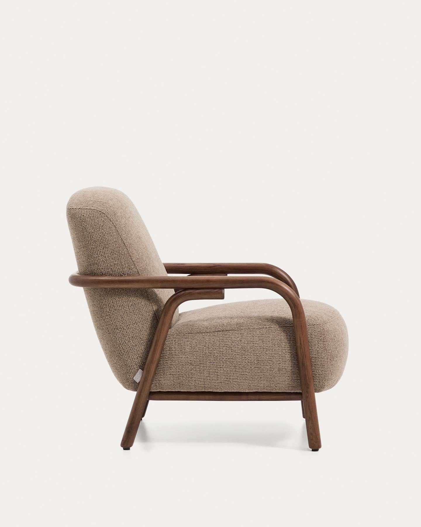 Eleganter Sessel Sylo in taupefarbener Chenille, gefertigt aus robustem Eschenholz mit nussbaumfarbener Oberfläche, ideal für stilvolle Wohnräume.