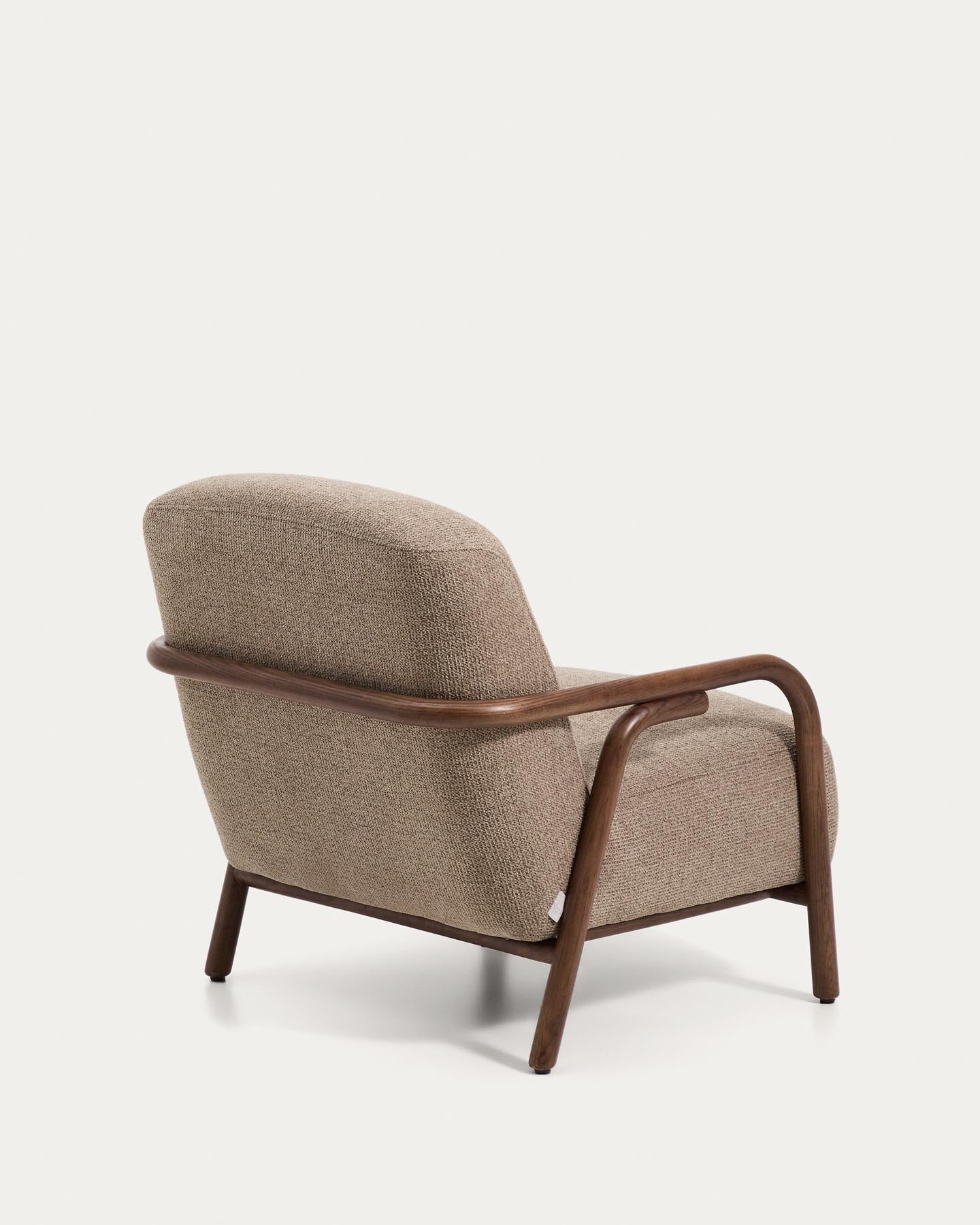 Moderner Sessel Sylo aus weichem taupefarbenem Chenille und stabilem Eschenholz mit edlem Nussbaum-Finish, perfekt für jedes Zuhause.