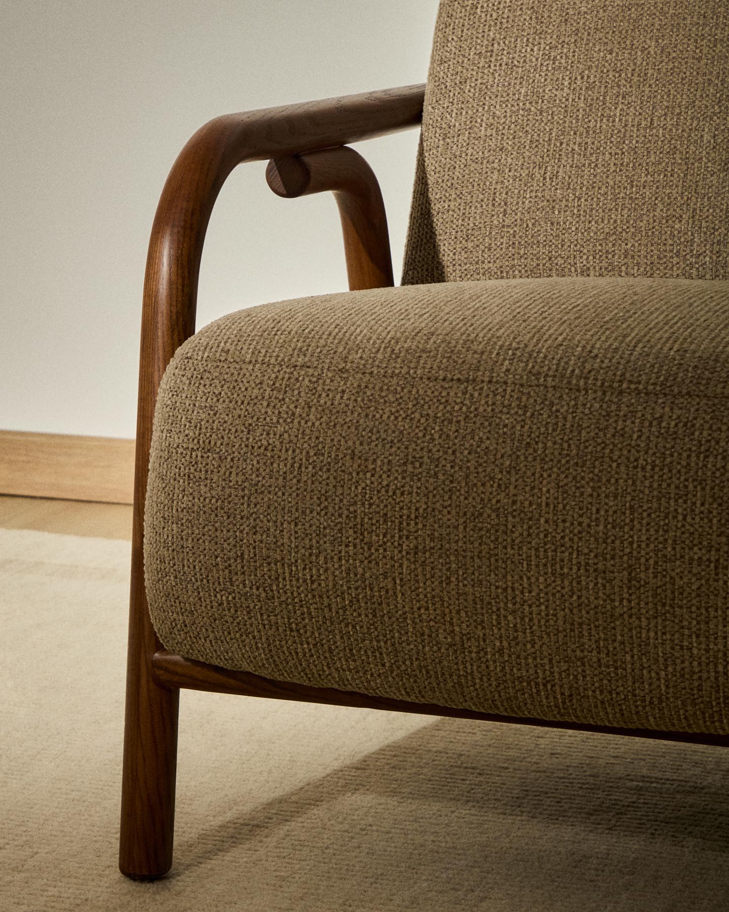 Stylischer Sessel Sylo aus weichem taupefarbenem Chenille und solidem Eschenholz mit edlem Nussbaum-Finish, perfekt für moderne Interiors.