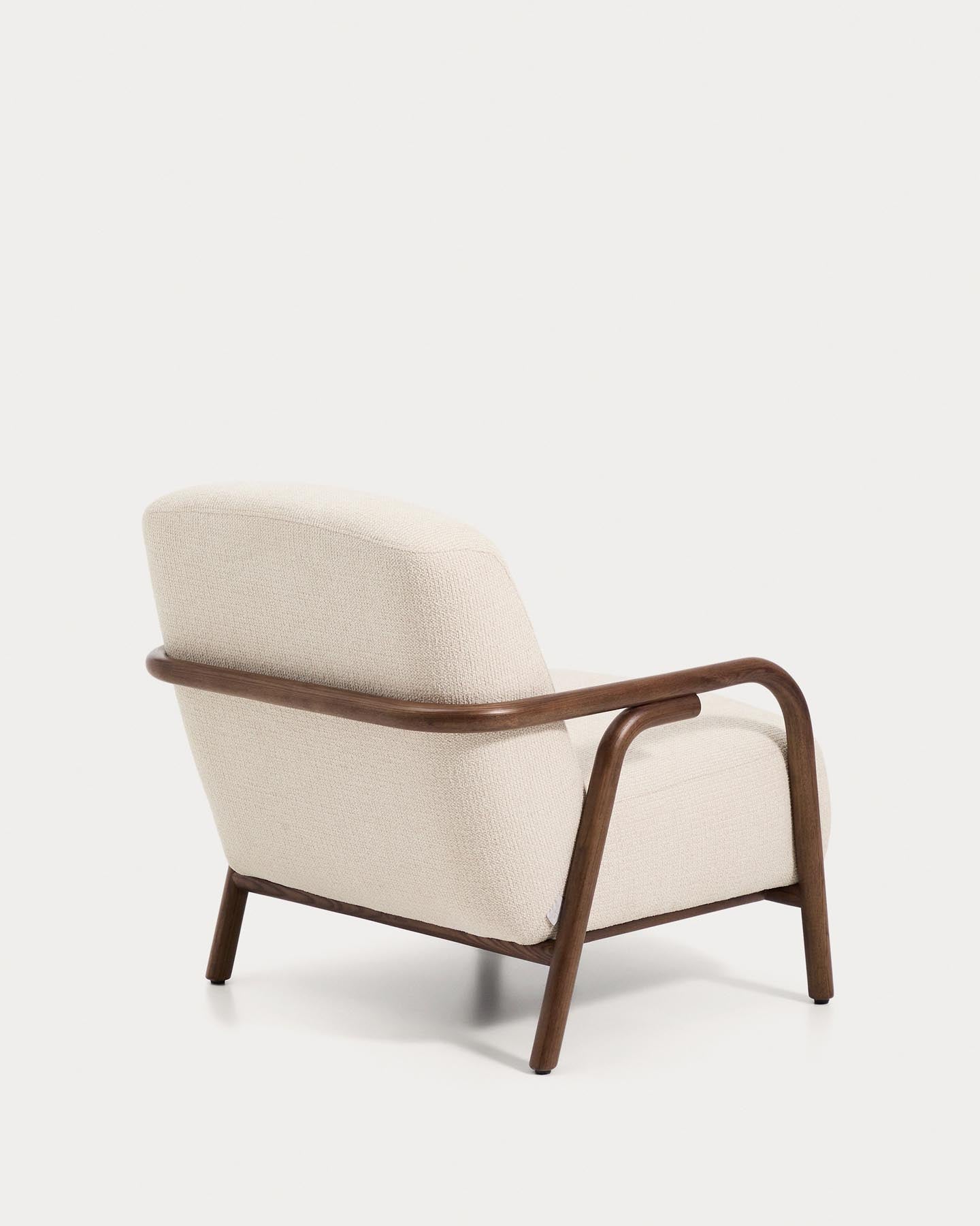 Eleganter Sessel Sylo in beigem Chenille, ausgestattet mit stabilen Eschenholzbeinen und einem ansprechenden Nussbaum-Finish.