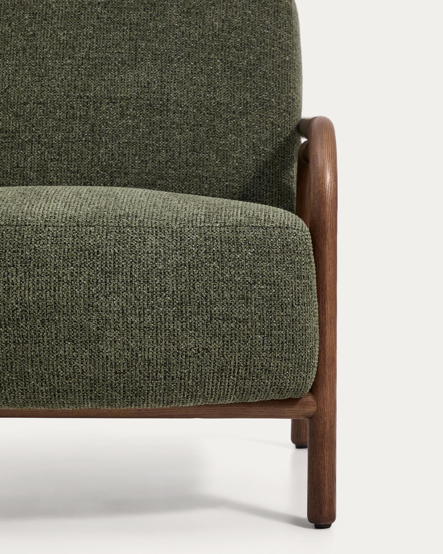 Stilvoller Sessel Sylo aus dunkelgrüner Chenille und solidem Eschenholz mit edlem Nussbaum-Finish, perfekt für moderne Interiors.