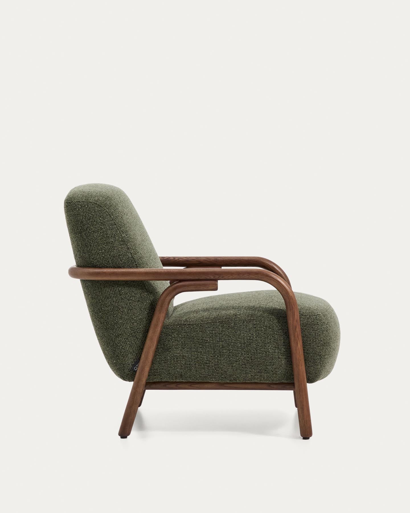 Eleganter Sessel Sylo in dunklem Grün aus Chenille, kombiniert mit robustem Eschenholz in Nussbaumoptik, ideal für stilvolle Wohnräume.