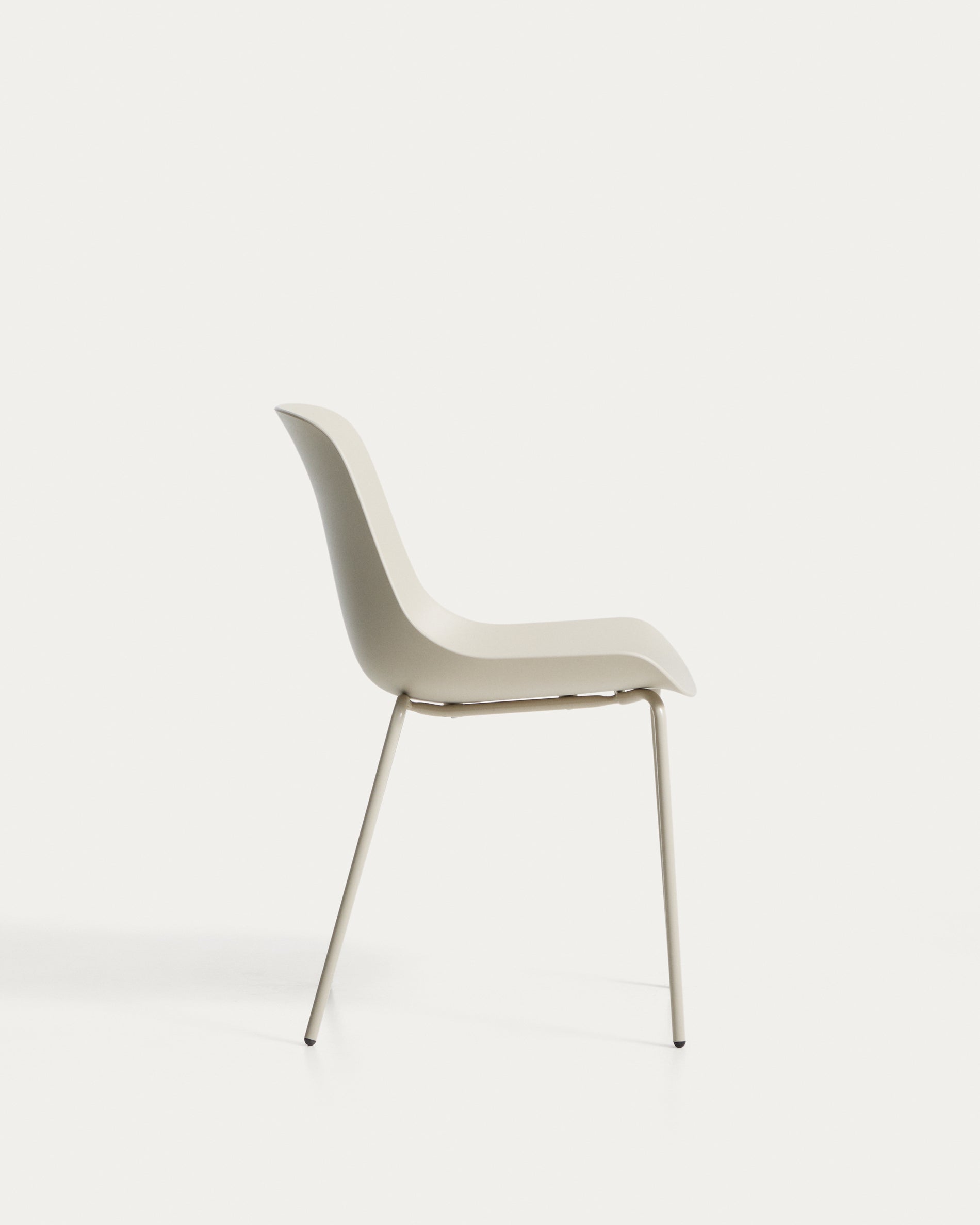Eleganter beiger Gartenstuhl Altea von Kave Home, ausgestattet mit stabilen, beige lackierten Stahlbeinen für stilvolle Außenbereiche.