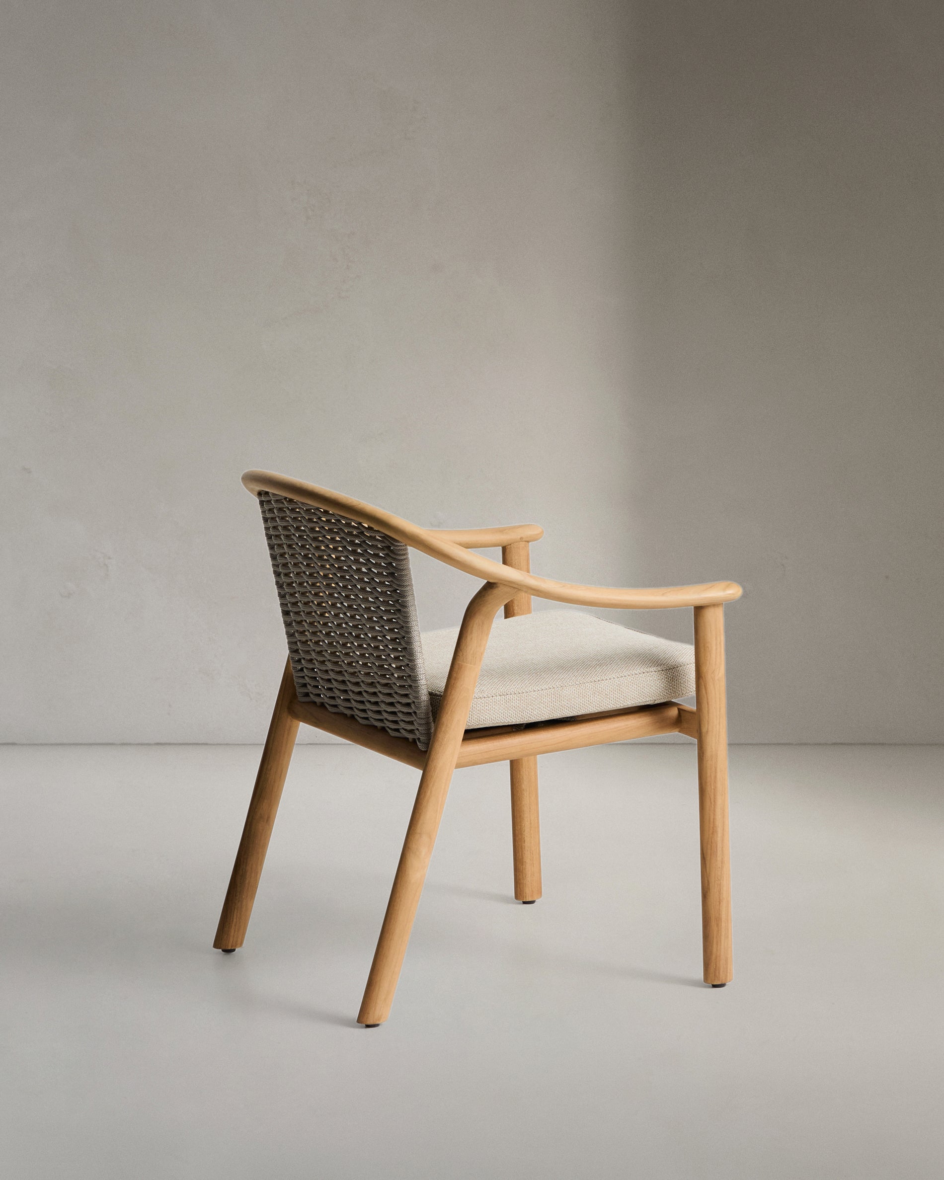 Stapelbarer Outdoor-Stuhl Elunda aus robustem Teakholz, FSC-zertifiziert, perfekt für Garten und Terrasse, vereint Komfort und modernes Design.