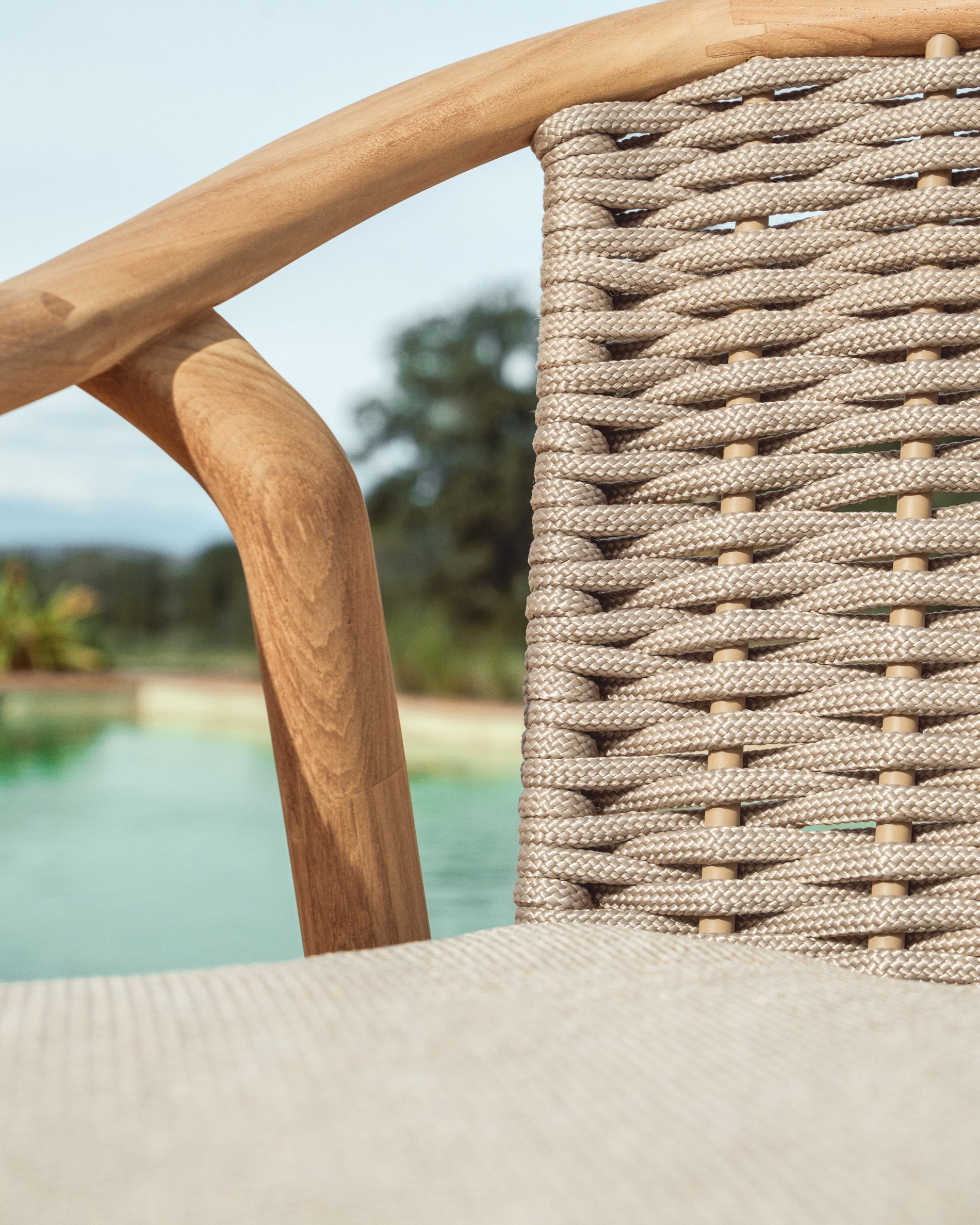 Stapelbarer Outdoor-Stuhl Elunda aus massivem, nachhaltigem Teakholz, perfekt für gemütliche Garten- und Terrassenmöbel.