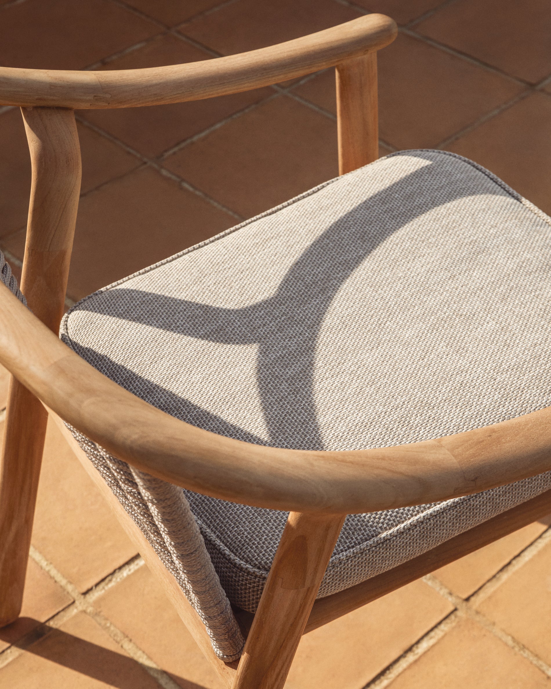 Eleganter stapelbarer Gartenstuhl Elunda aus hochwertigem Teakholz, ideal für stilvolle Outdoor-Bereiche und entspannte Stunden im Freien.