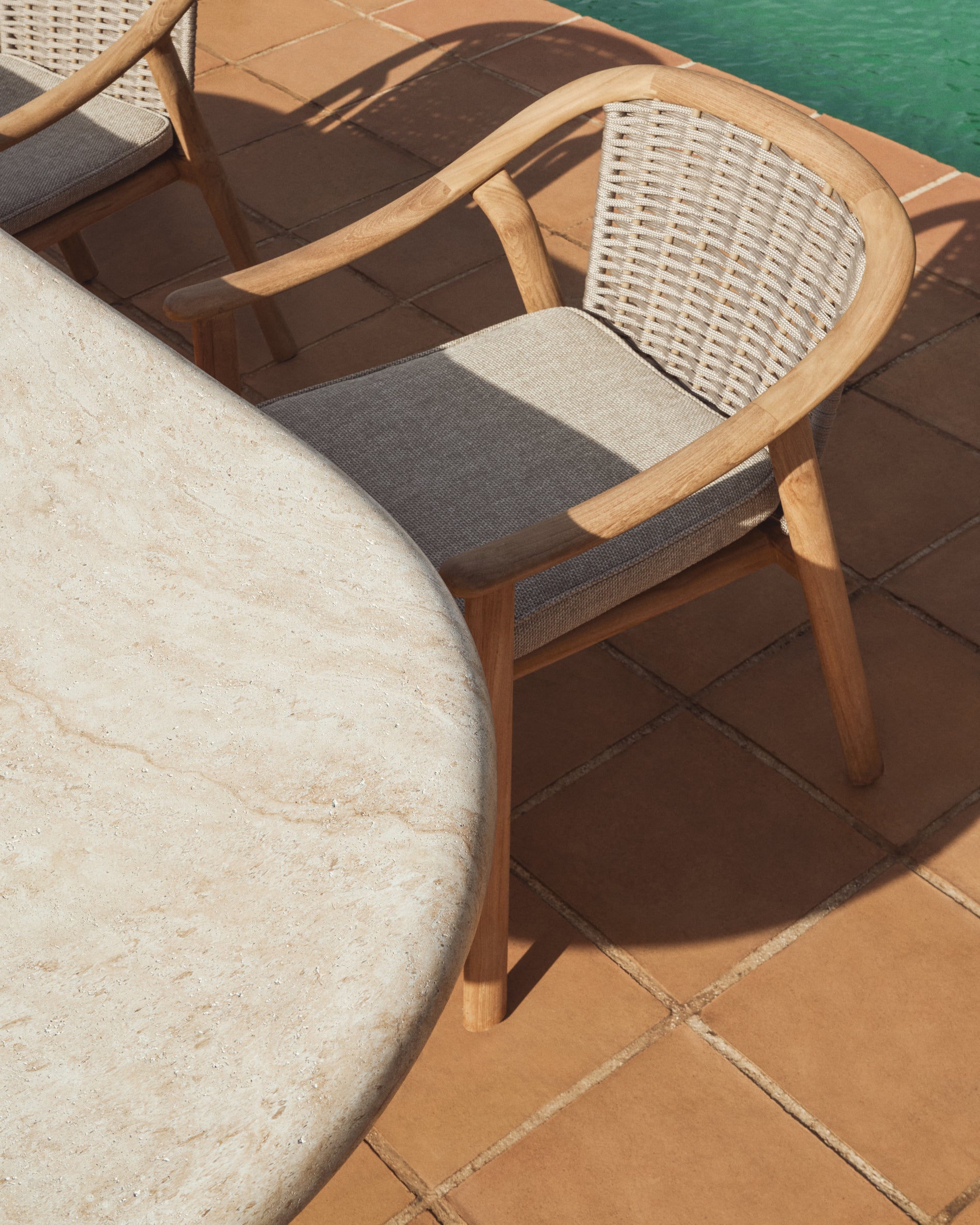 Eleganter stapelbarer Gartenstuhl Elunda aus hochwertigem Teakholz, ideal für entspannte Stunden im Freien und stilvolle Terrassengestaltung.