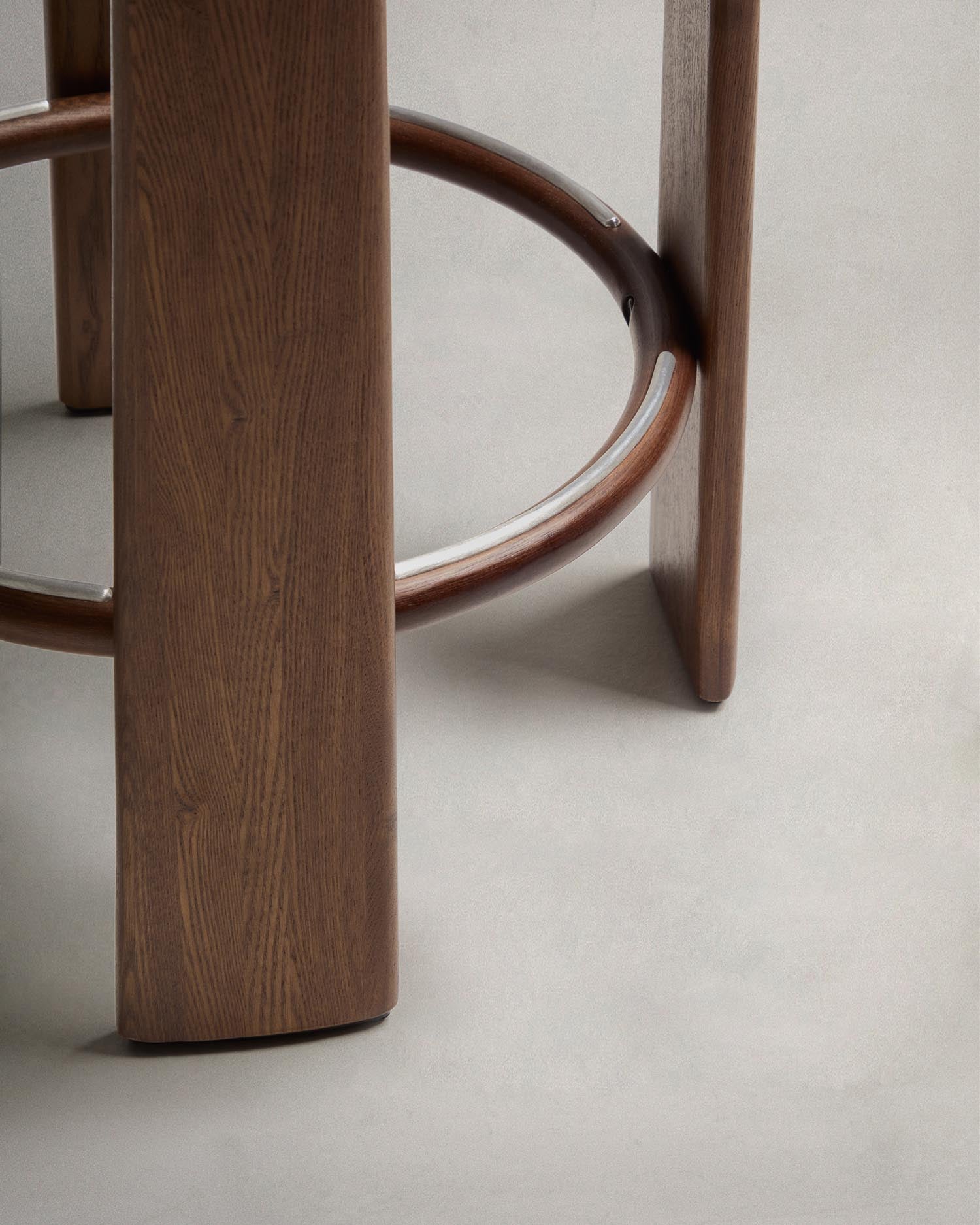 Hocker Granite: Stilvoller Hocker aus recycelter Chenille und massivem Eschenholz, perfekt für moderne Wohnräume und Gastronomie.