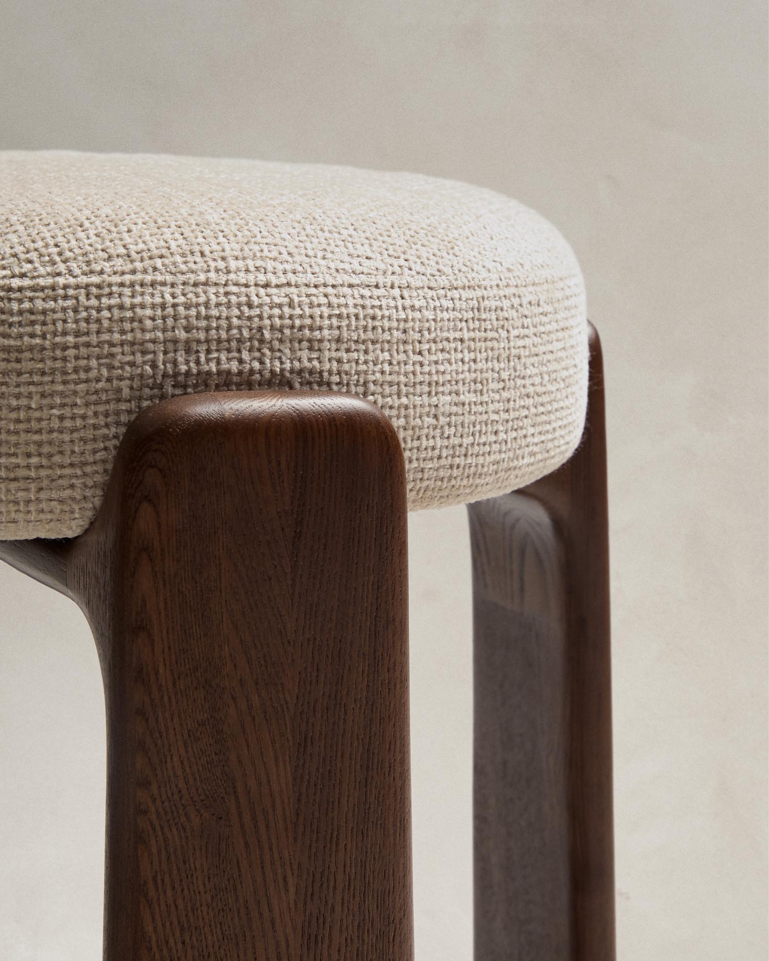 Entdecken Sie den Hocker Granite von Kave Home: Skandinavische Eleganz, nachhaltige Materialien und zeitloses Design für Ihr Zuhause.