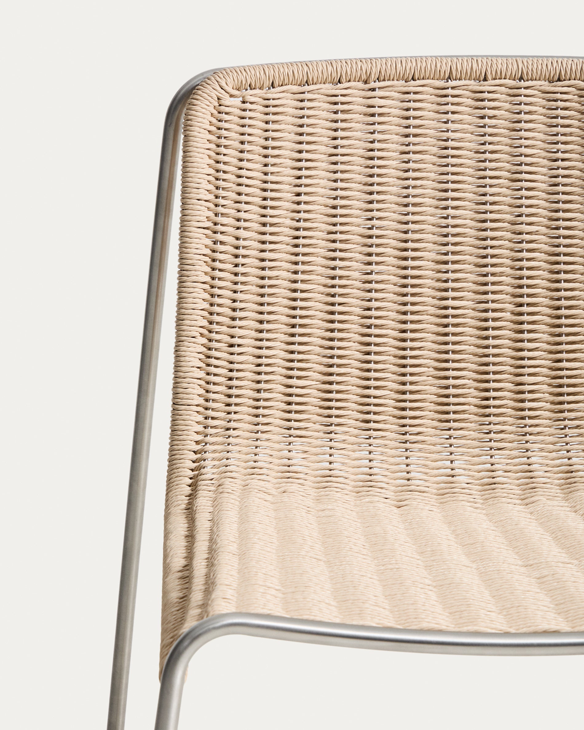 Eleganter Stapelstuhl Tavari in hellem Beige, gefertigt aus robustem Synthetikseil und gebürstetem Edelstahl, perfekt für Garten und Terrasse.