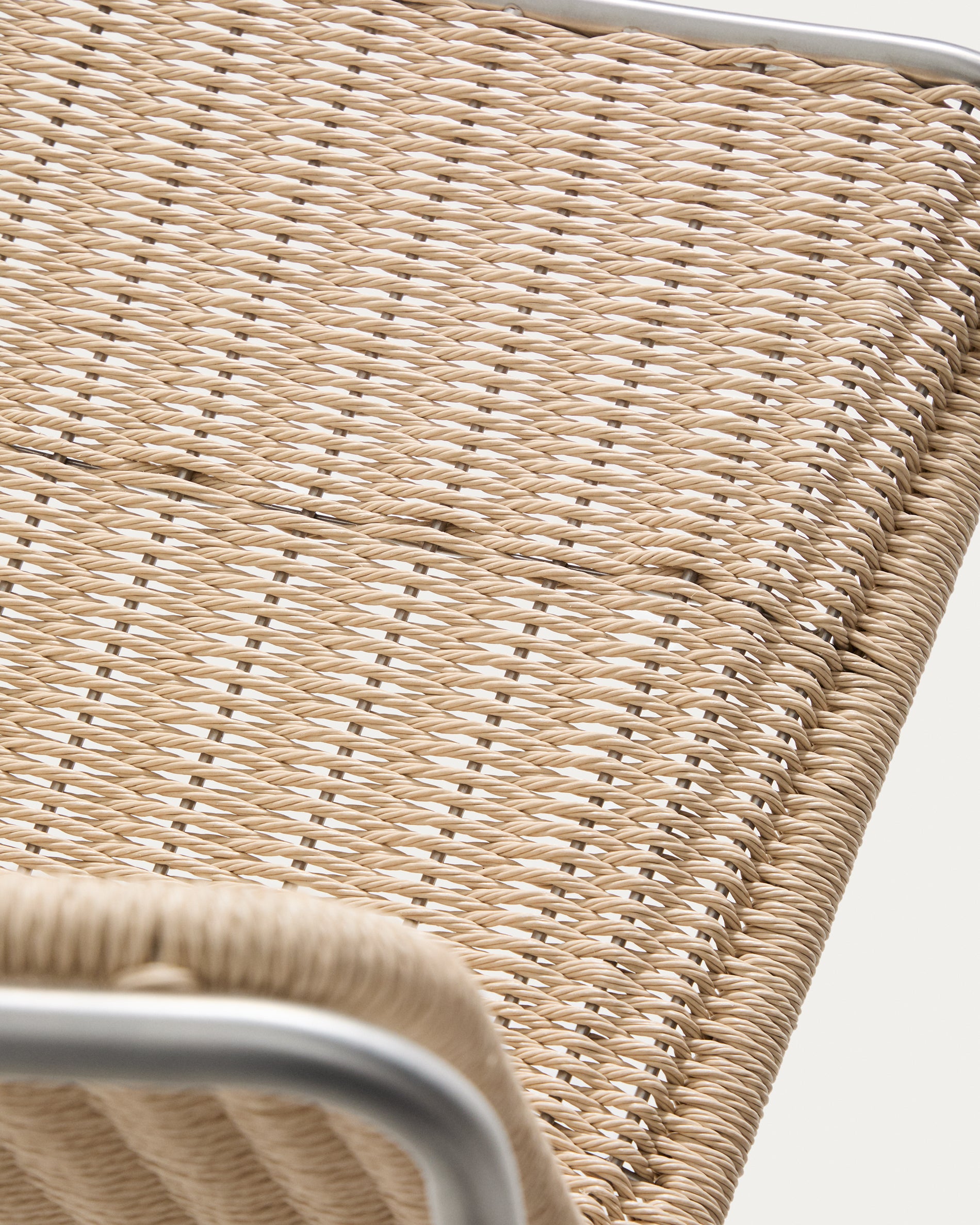 Stapelstuhl Tavari in sanftem Beige, aus strapazierfähigem Synthetikseil und gebürstetem Edelstahl, ideal für stilvolle Außenbereiche.