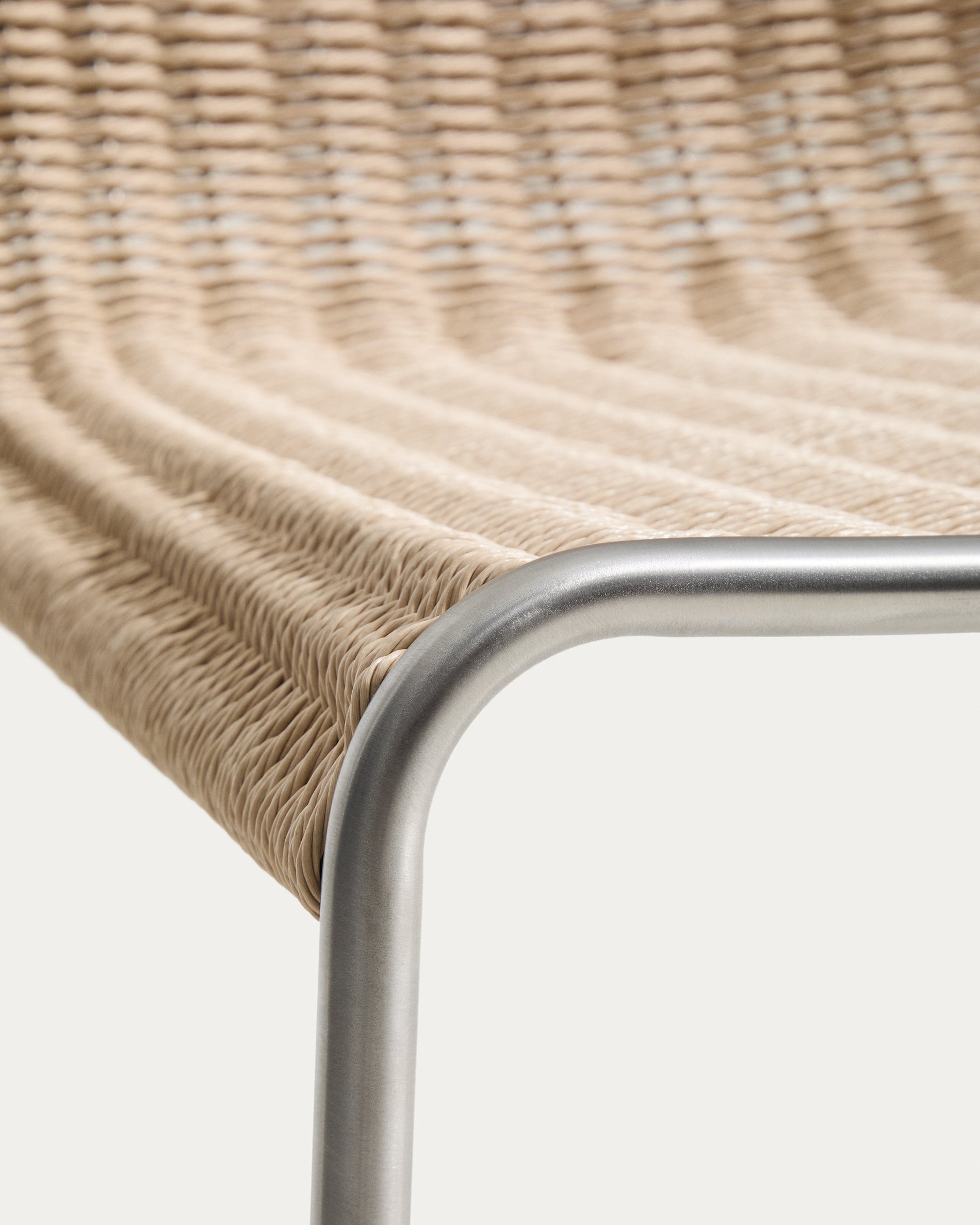 Eleganter Stapelstuhl Tavari in hellem Beige, gefertigt aus robustem Synthetikseil und gebürstetem Edelstahl, perfekt für Garten und Terrasse.