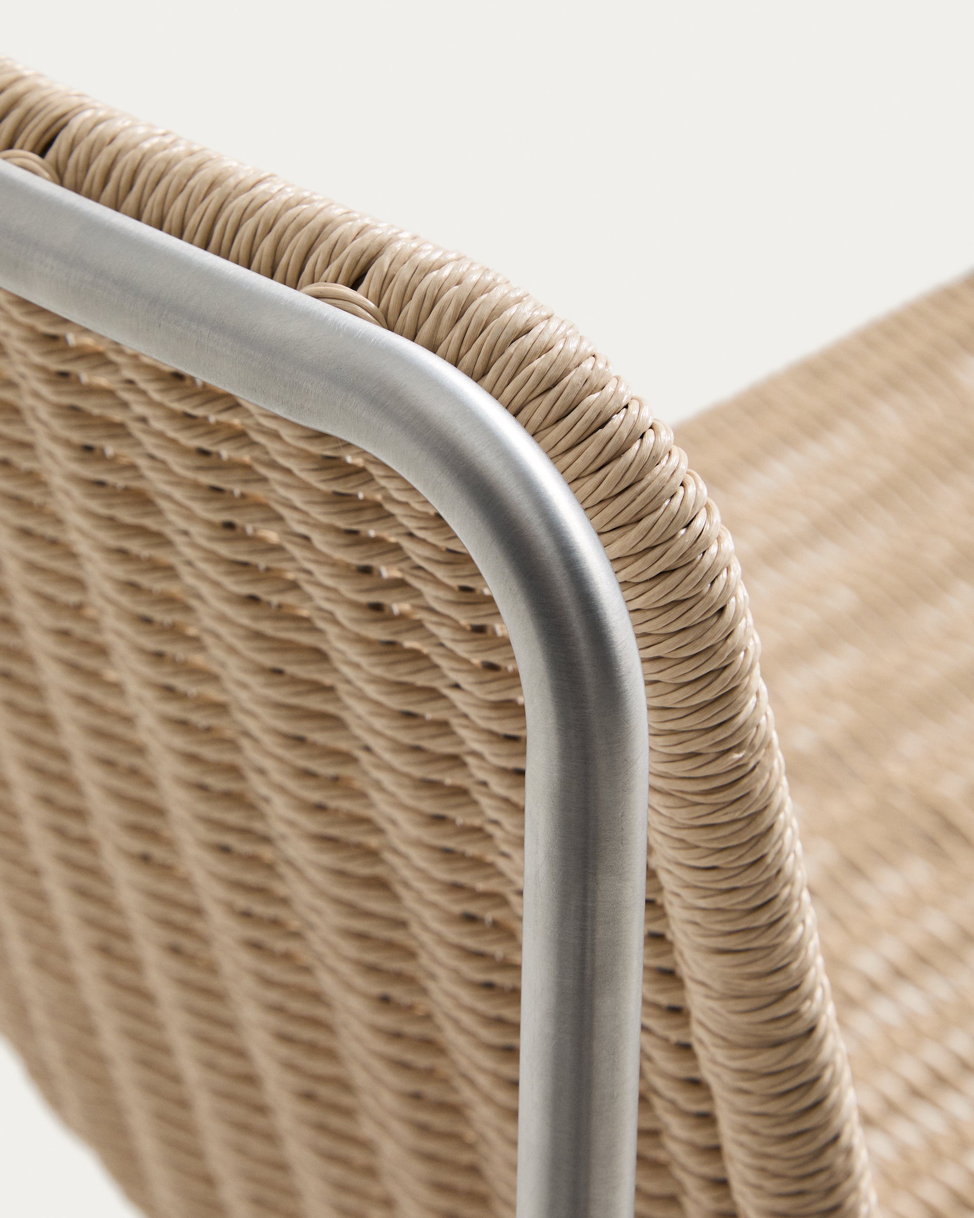 Stapelstuhl Tavari in sanftem Beige, aus strapazierfähigem Synthetikseil und gebürstetem Edelstahl, ideal für stilvolle Außenbereiche.