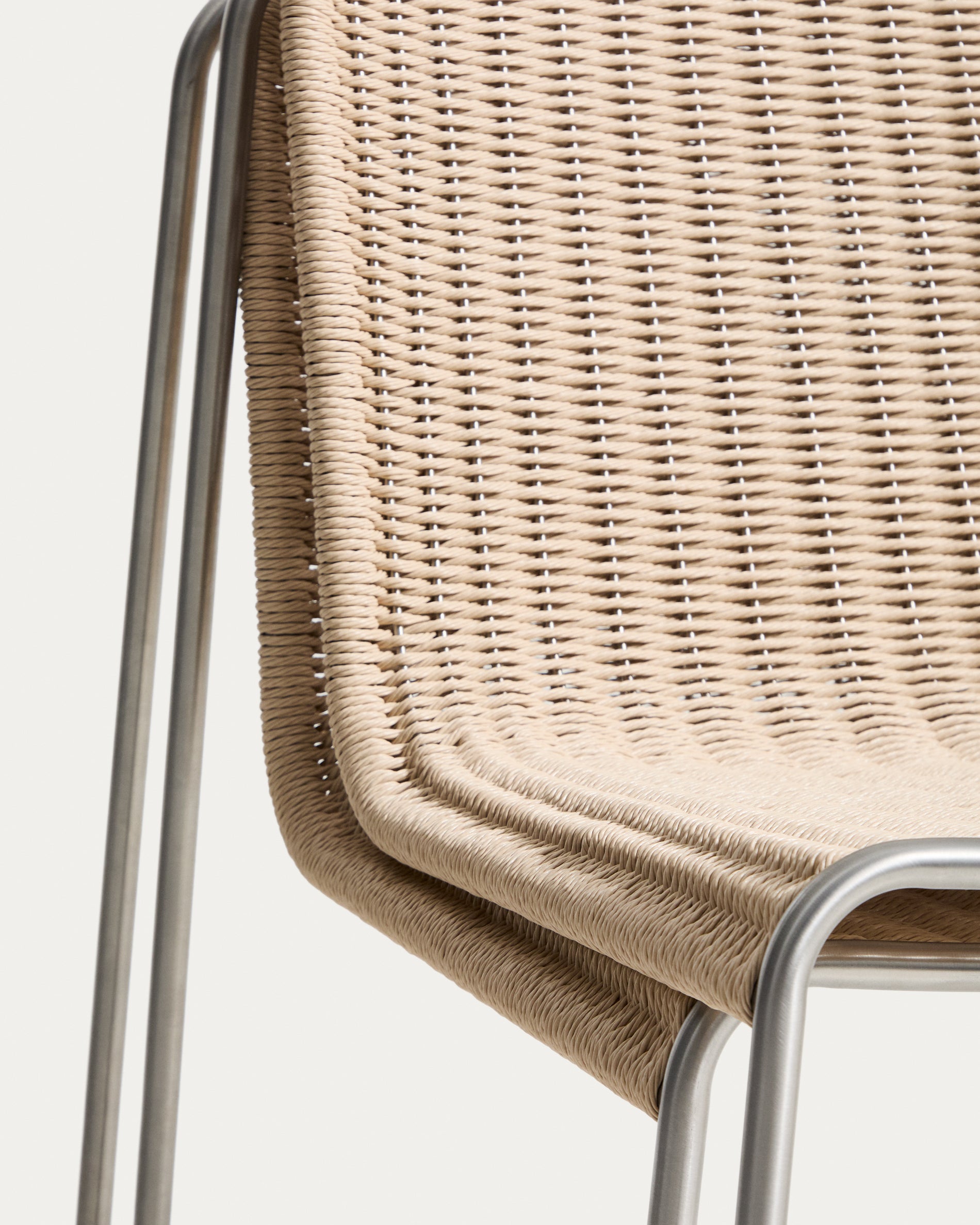 Eleganter Stapelstuhl Tavari in warmem Beige, gefertigt aus robustem Synthetikseil und gebürstetem Edelstahl, perfekt für Garten und Terrasse.
